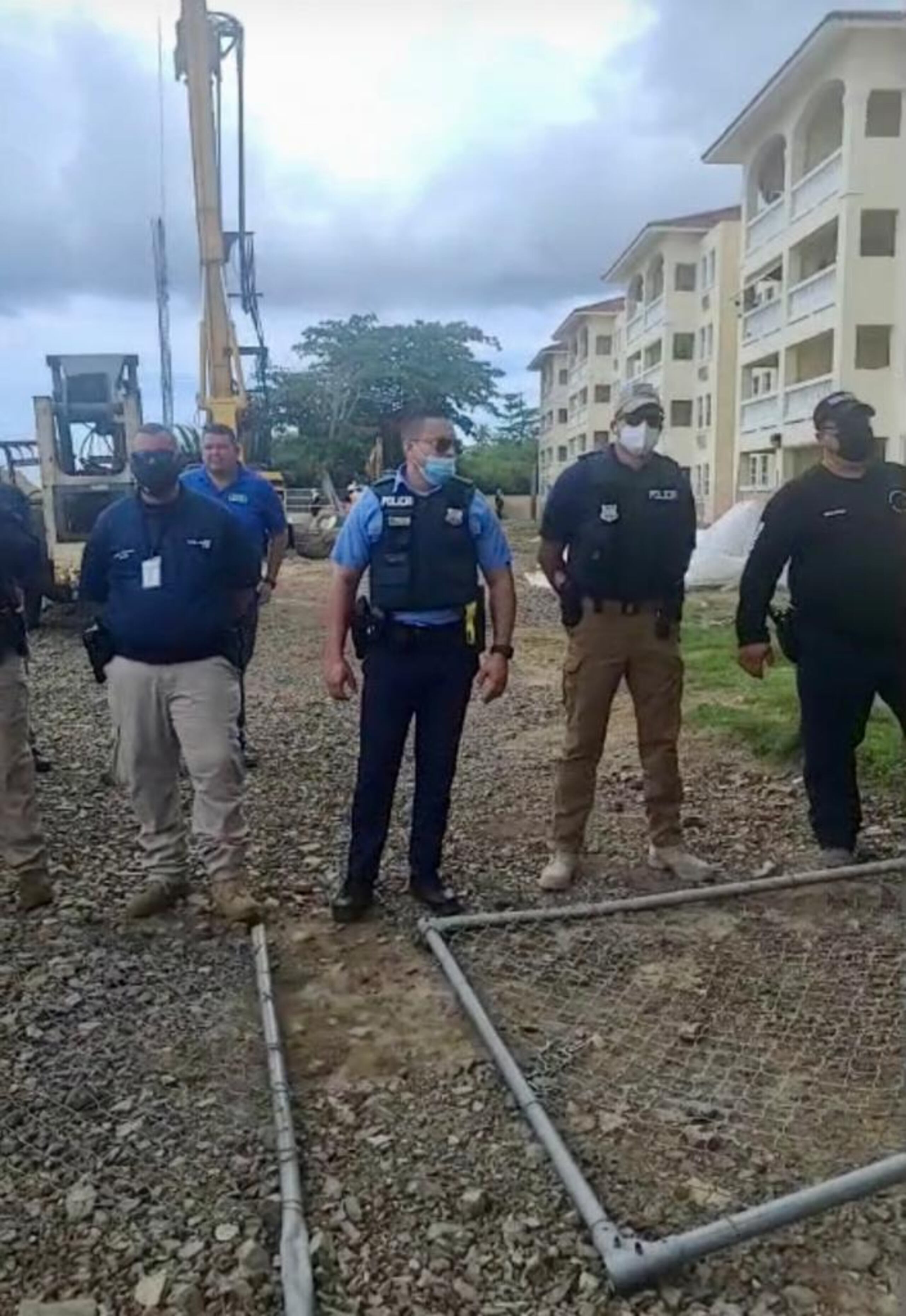 Un grupo de ciudadanos protestan para evitar la construcción de una piscina en el condominio Sol y Playa en Rincón.