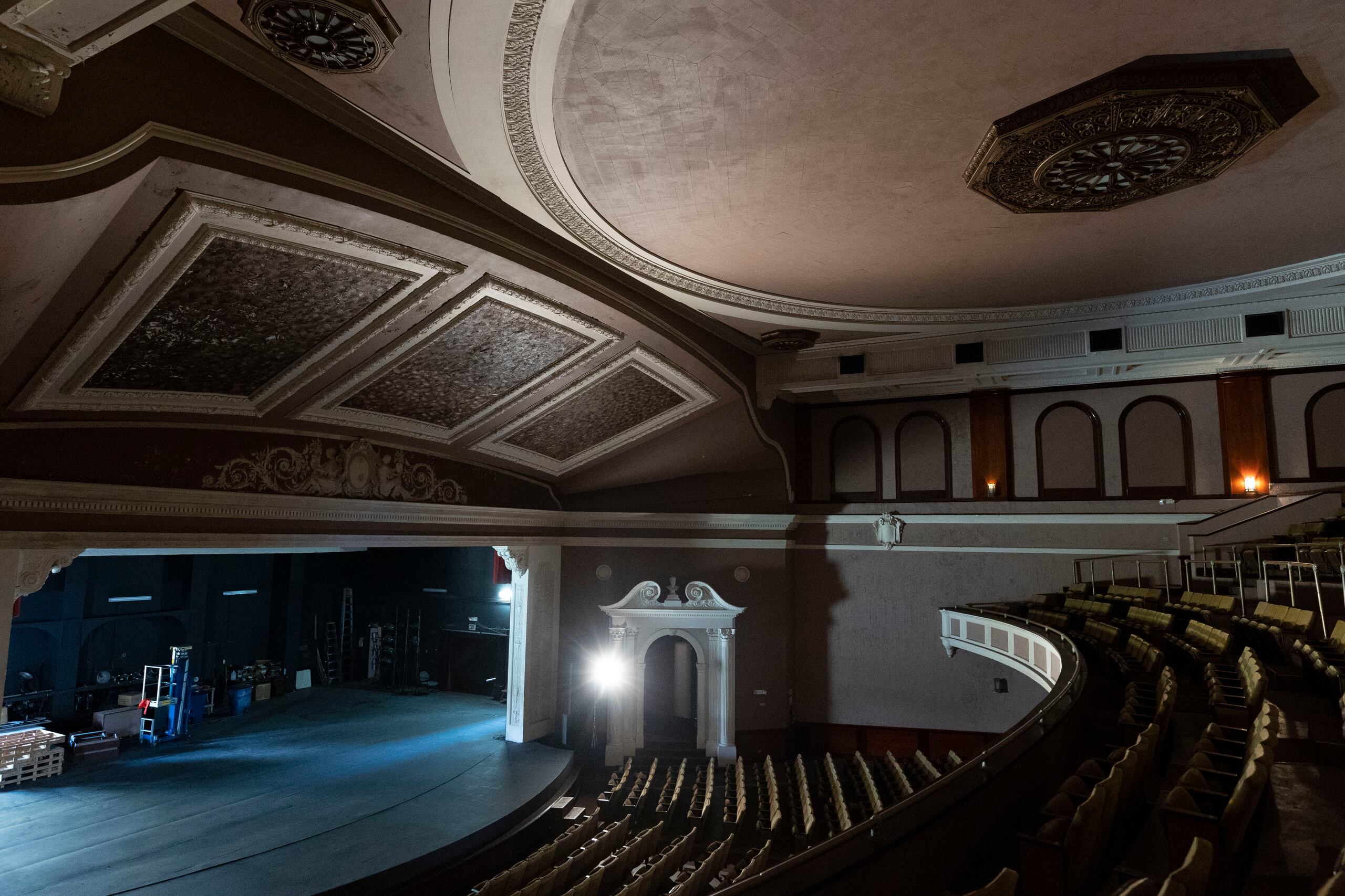 El teatro La Perla de Ponce sufrió daños en el interior debido en su mayoría a las filtraciones de agua causadas por el huracán María (2017).