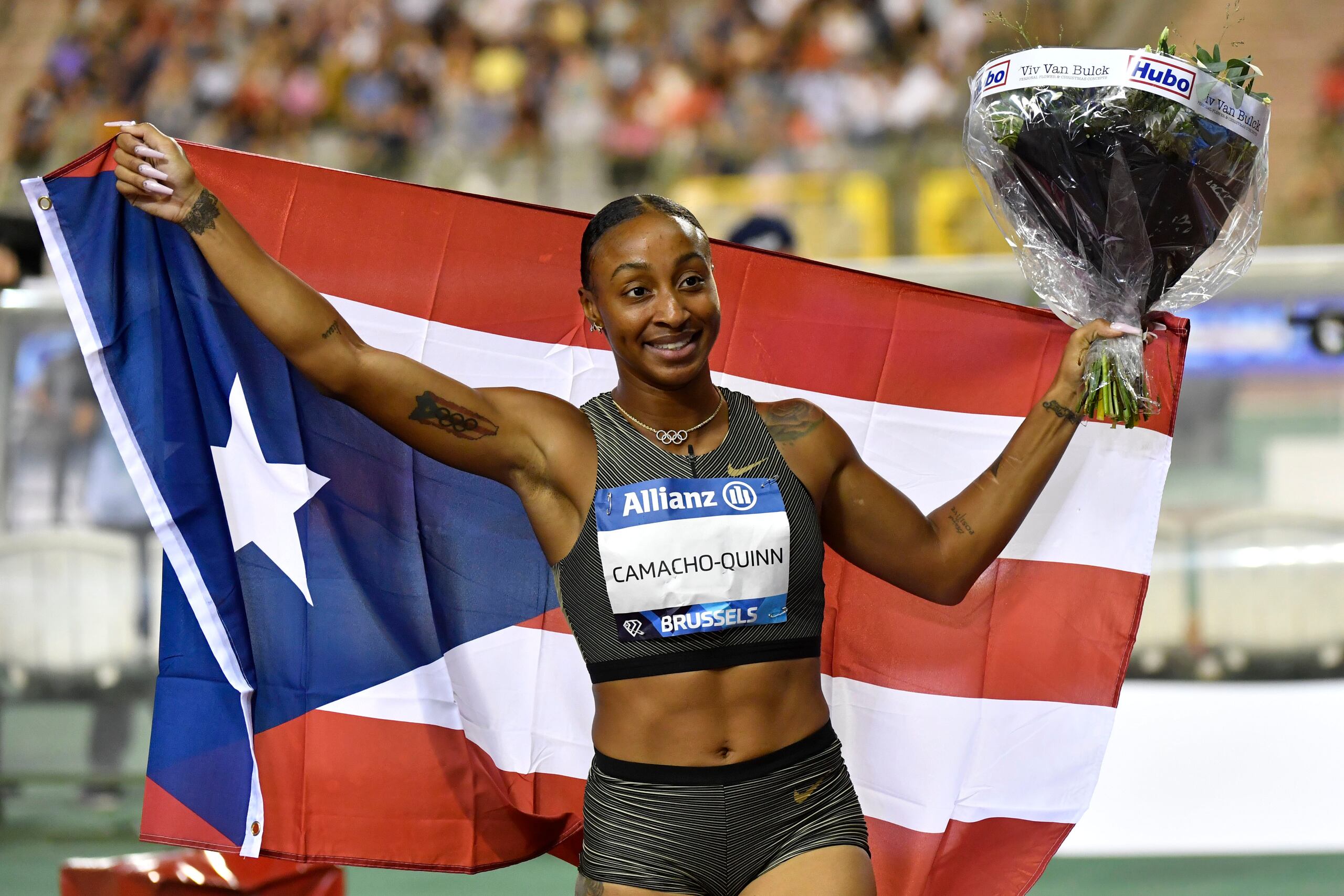 Jasmine Camacho-Quinn posa con la bandera de Puerto Rico luego de ganar los 100 metros con vallas en el Memorial Van Damme de la Liga Diamante efectuado en Bruselas, Bélgica, hace unas semanas atrás.