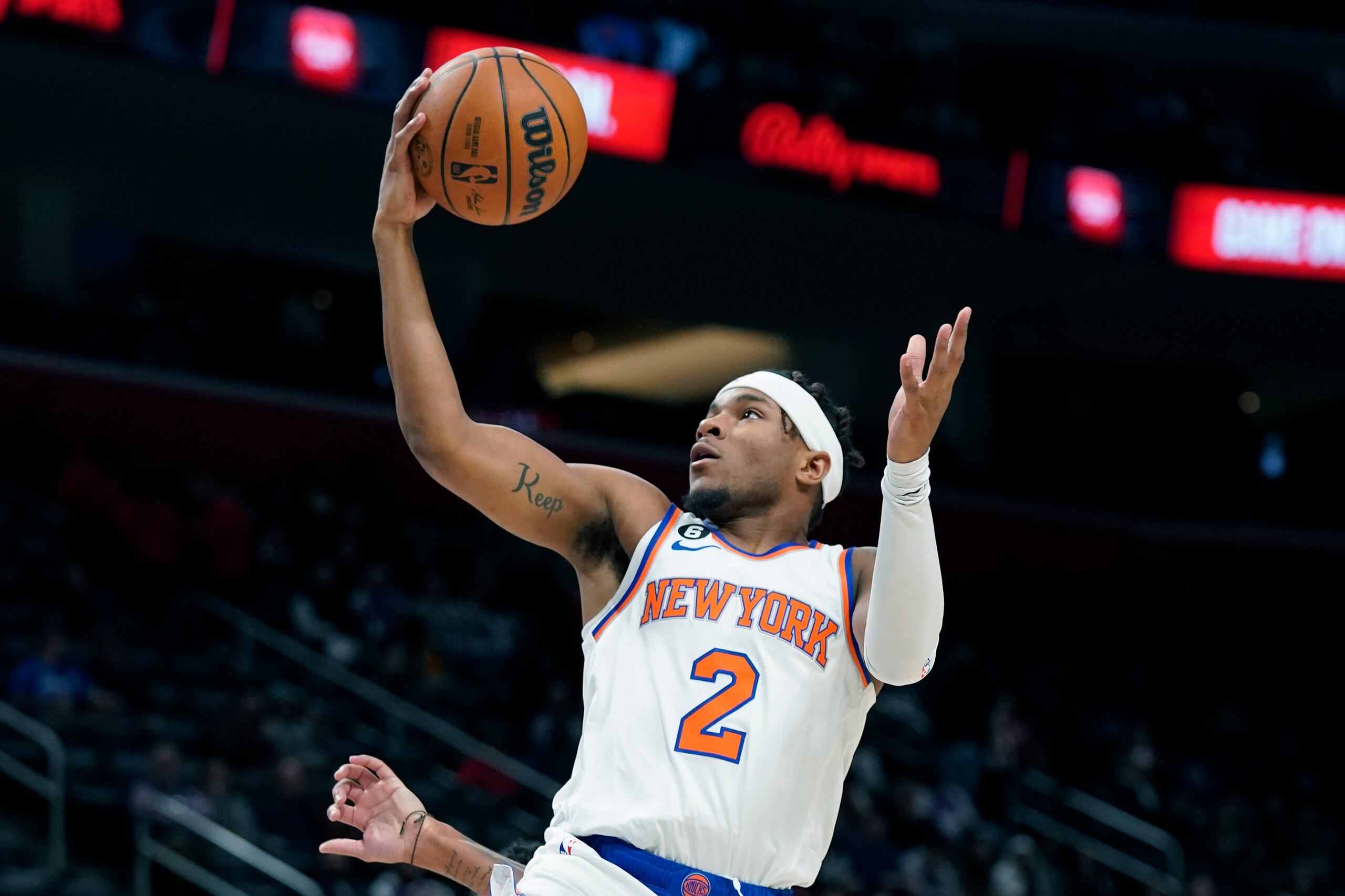 El base de los Knicks de Nueva York, Miles McBride, se levanta para realizar un intento en el encuentro ante los Pistons de Detroit del martes.