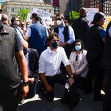 Trudeau asiste a protesta contra el racismo y se arrodilla con los manifestantes