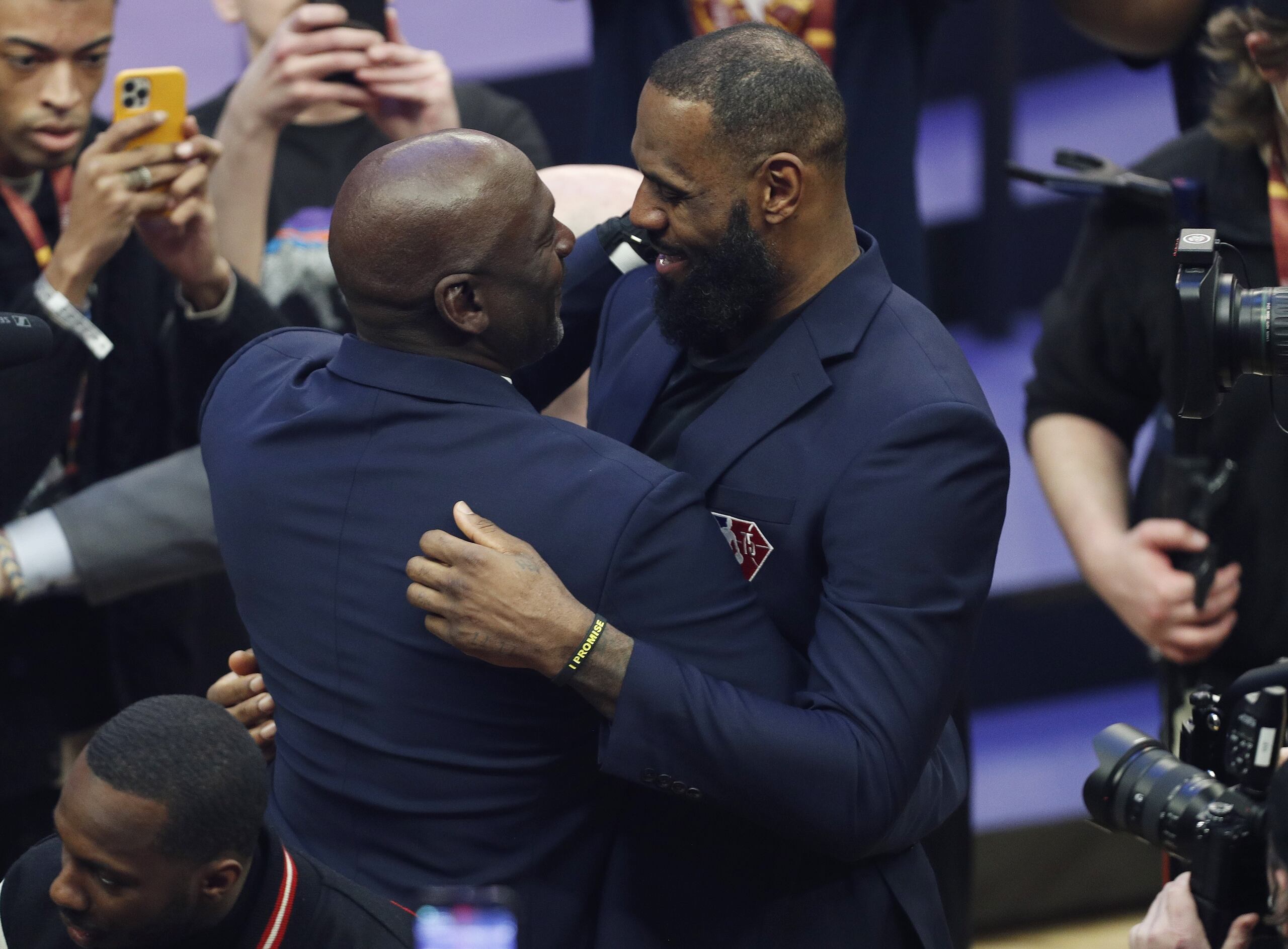 LeBron James aprovecha el junte de estrellas para saludar y agradecerle a Michael Jordan lo que hizo por su activa carrera. Admitió que han sido pocas las veces que han conversado en sus carreras. James admitió que en sus 19 años de carreras han sido pocas las conversaciones que ha tenido con su ídolo.