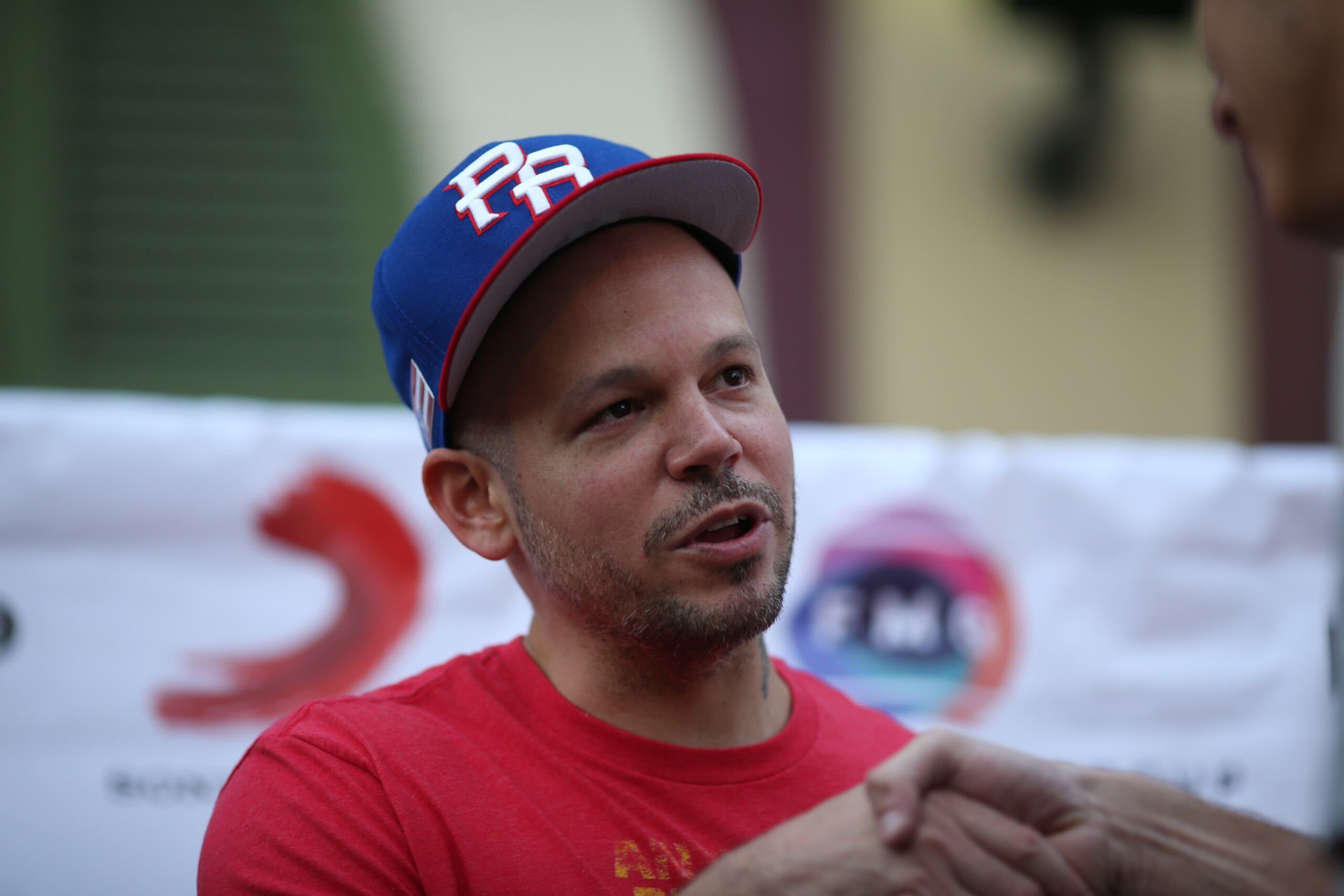 El mánager de Residente, Polo Montalvo, explicó en la nota que el rapero “se encuentra sumergido en el estudio trabajando en lo que será su nueva producción musical”.