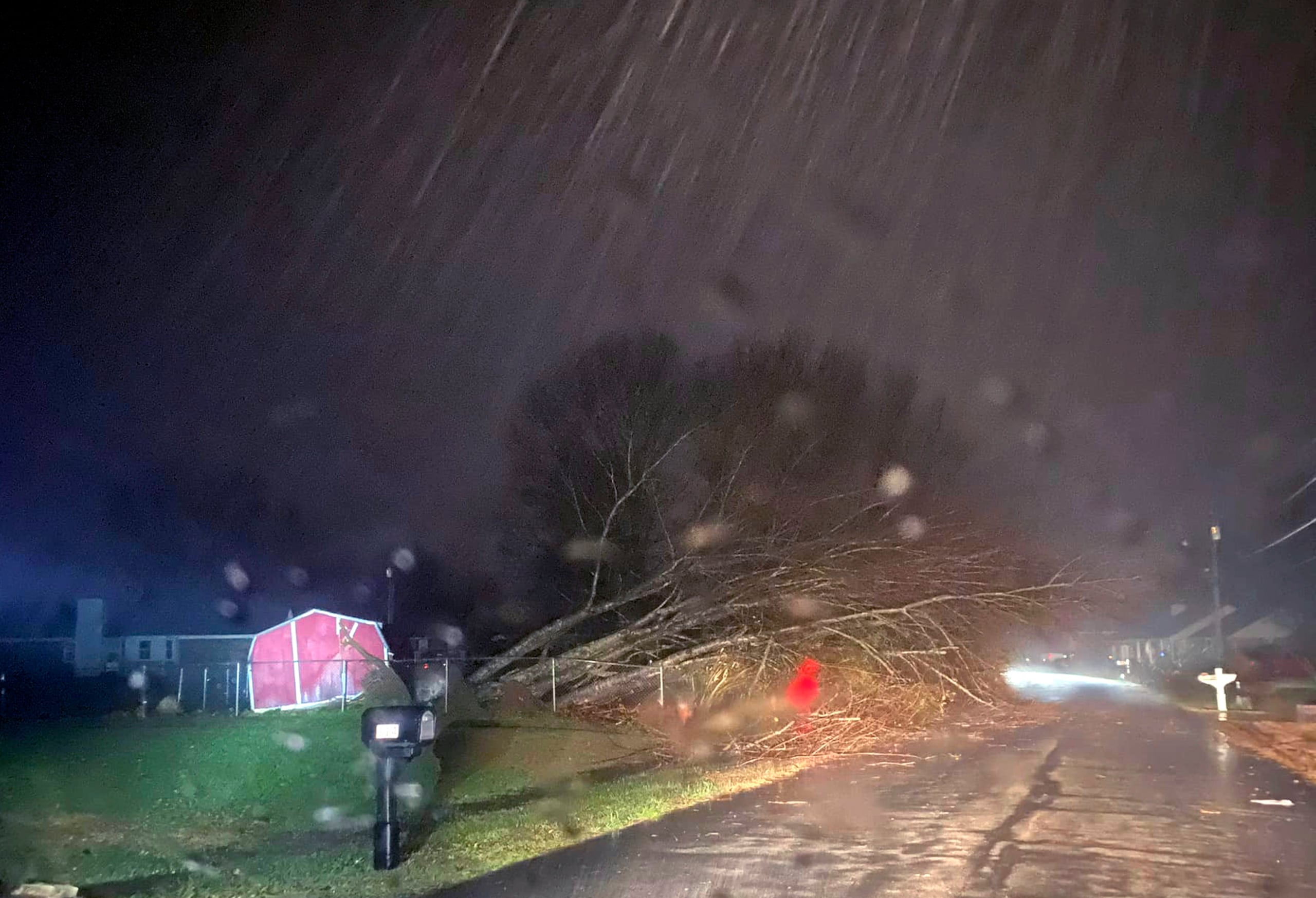 También se emitieron alertas de tormenta invernal para partes del norte de Alabama y el sur de Tennessee, así como para porciones de Georgia, Kentucky, Carolina del Norte y Virginia Occidental.