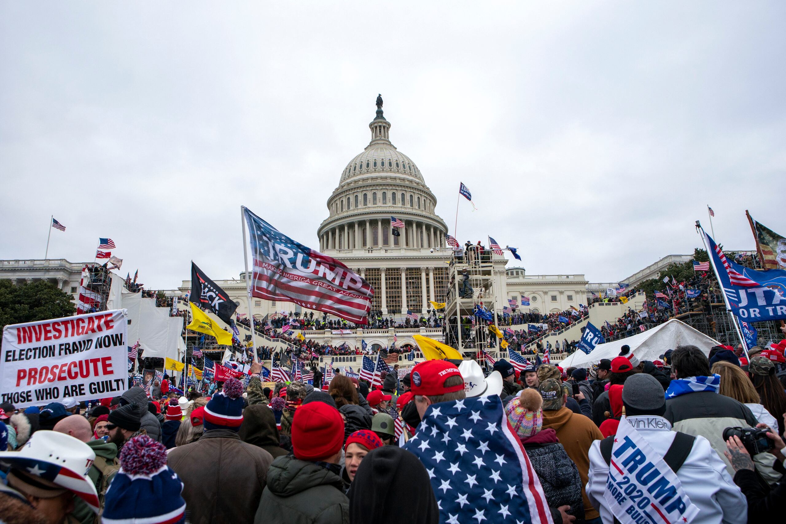 En esta fotografía del 6 de enero de 2021 se muestran simpatizantes del entonces presidente Donald Trump en el Capitolio, en Washington.