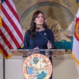 Gobernador republicano de Florida contempla enviar migrantes a Delaware, estado de Biden  