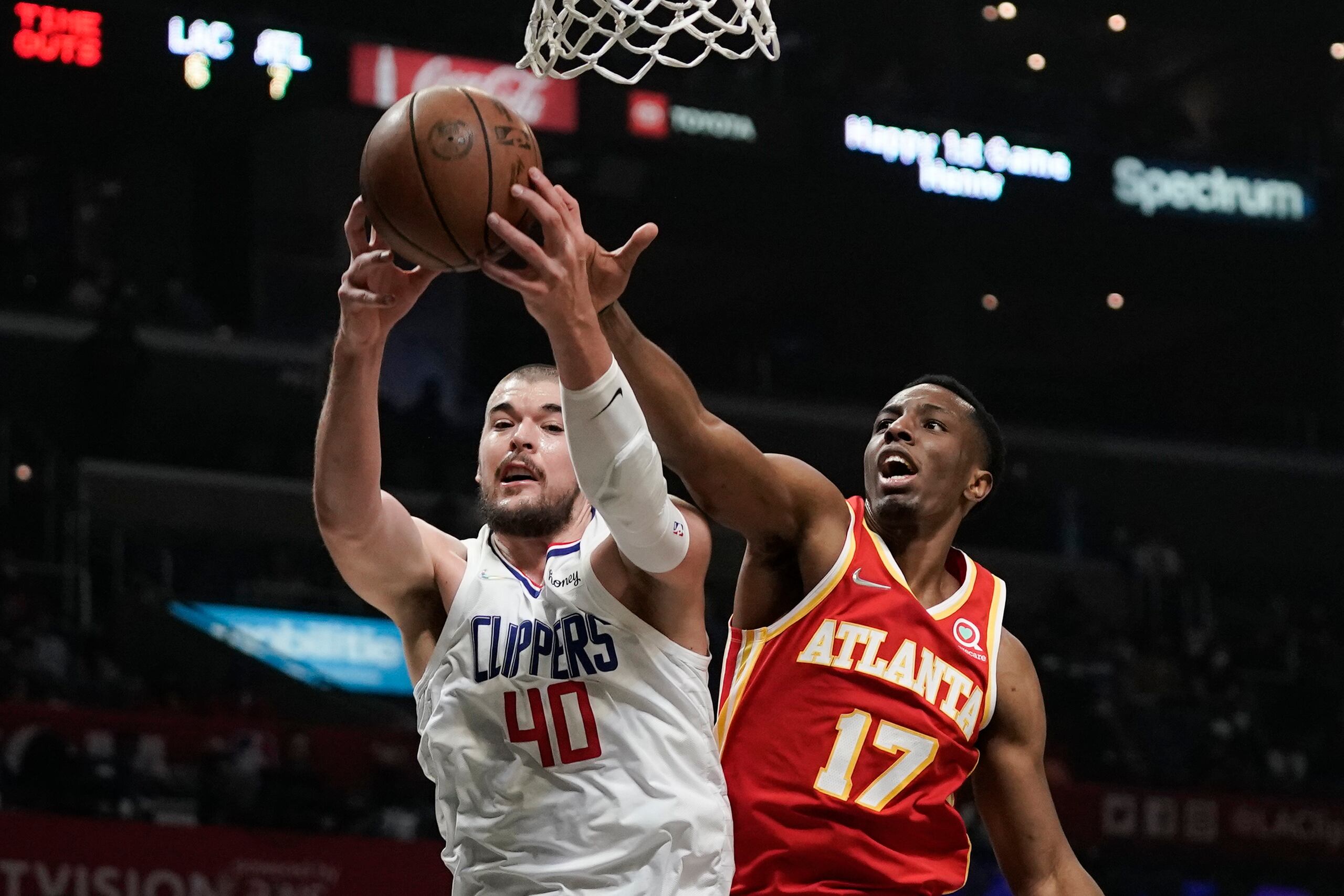 Ivica Zubac, de los Clippers de Los Ángeles, descuelga un rebote frente a Onyeka Okongwu, de los Hawks de Atlanta, en la primera mitad del partido del domingo 9 de enero de 2022, en Los Ángeles.