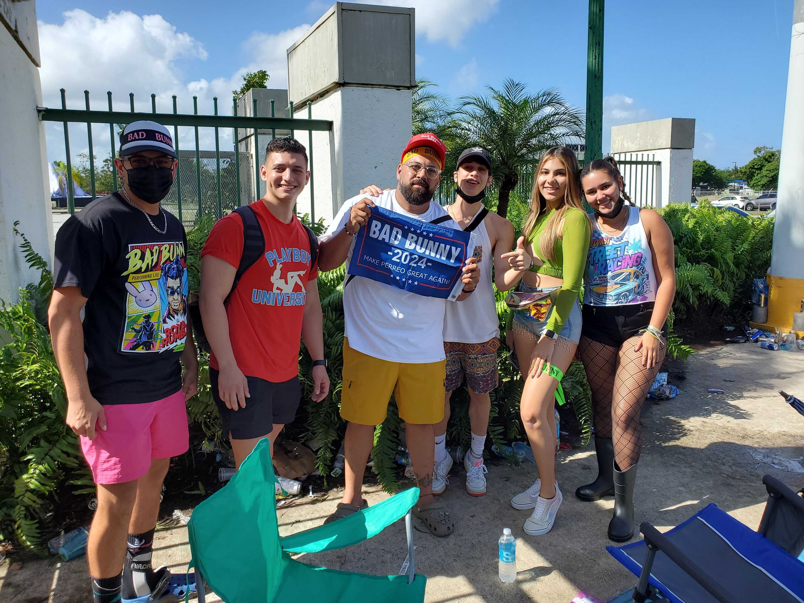 David Galloza, de camisa roja en la foto, fue el primero en llegar al Estadio Hiram Bithorn para el concierto de Bad Bunny este sábado.