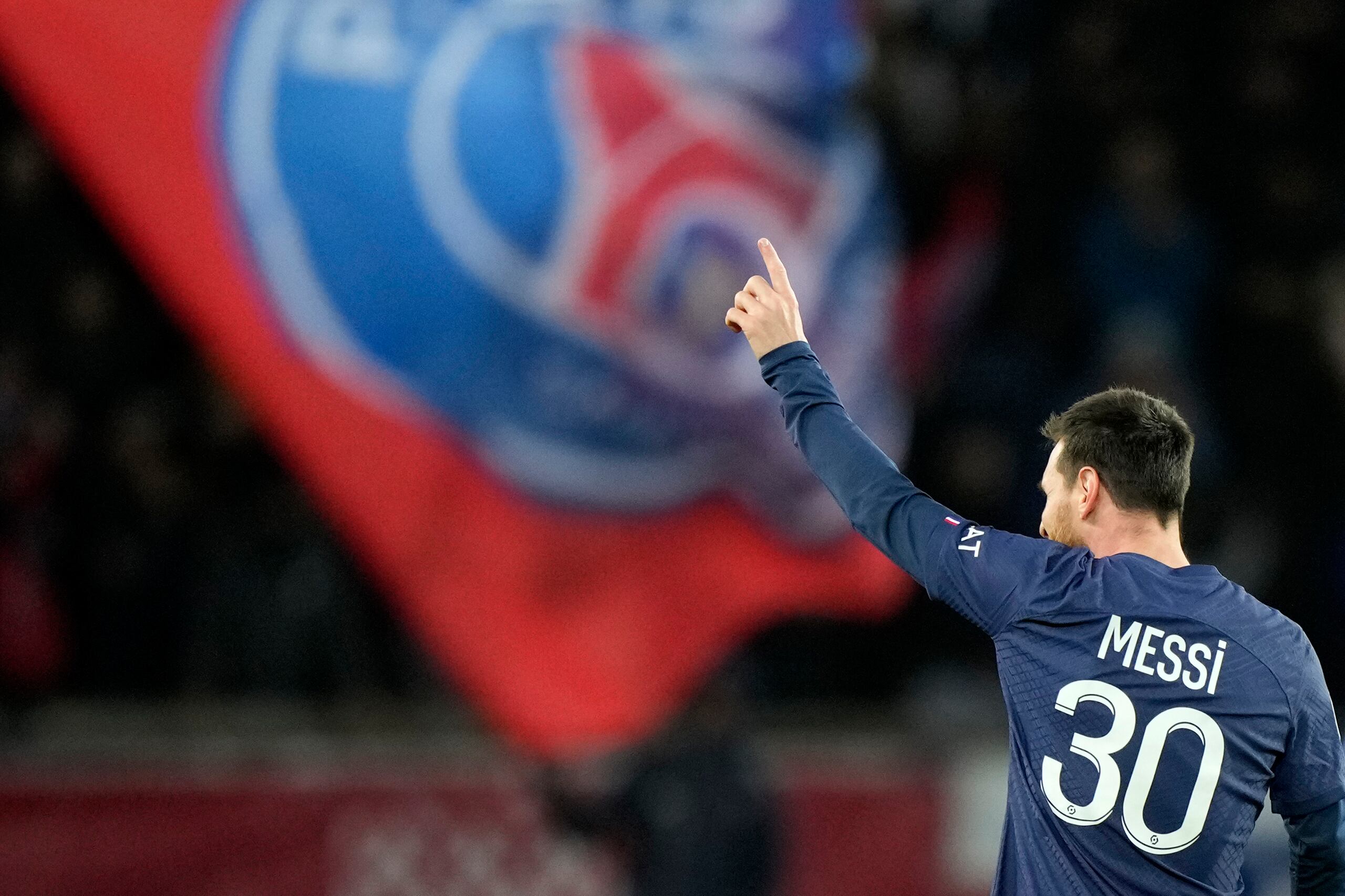 Lionel Messi celebra tras anotar el segundo gol del Paris Saint-Germain en el partido contra Angers por la liga francesa, el miércoles 11 de enero de 2023, en París. (AP Foto/Francois Mori)