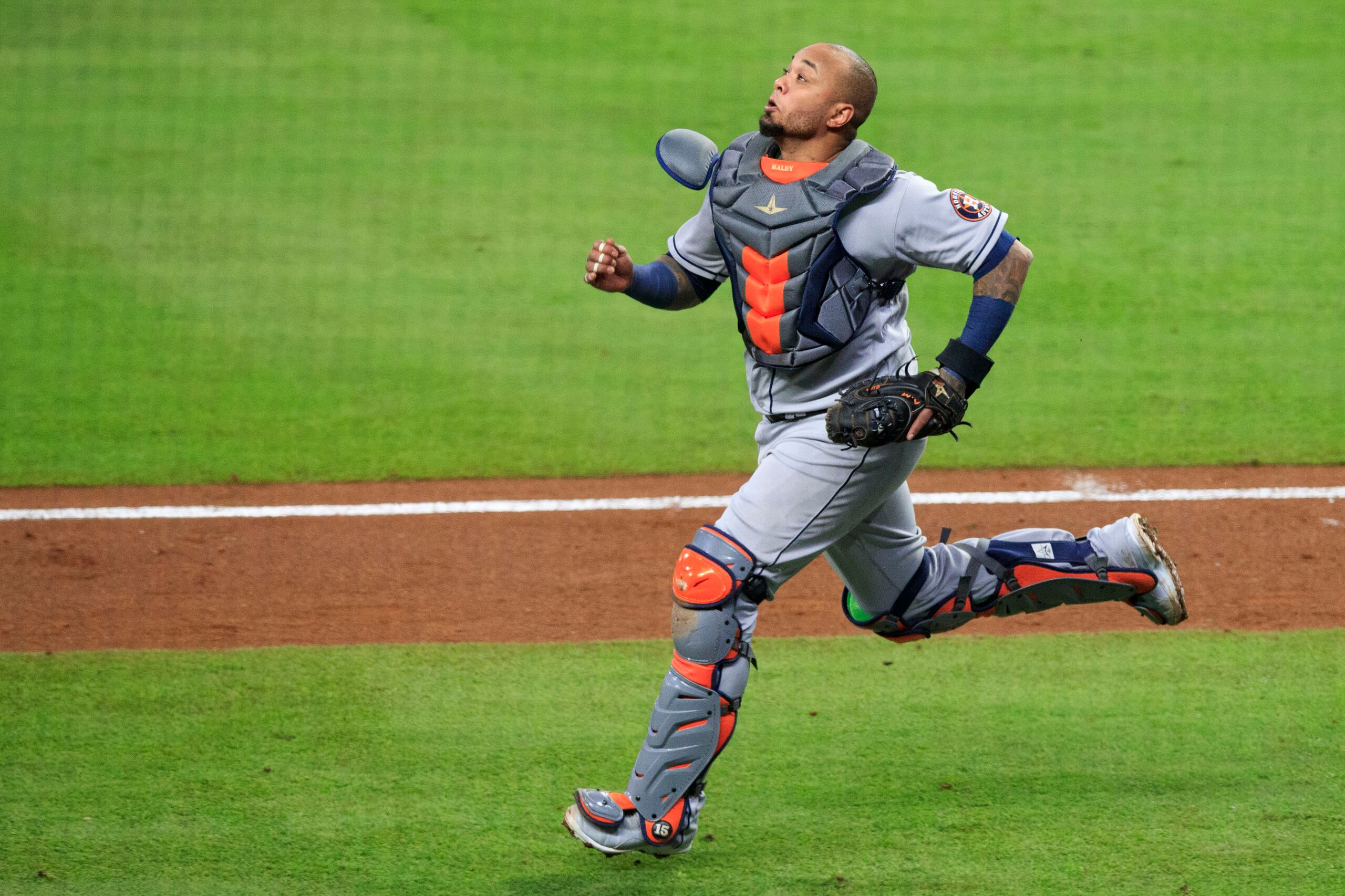 El receptor de los Astros es una pieza de alto valor en Houston. Se le acredita ser el jugador que ha convertido en grande el elenco de pitcheo del equipo. Y sobre eso se destaca su defensa. Tan buenos son esos atributos que juega todos los días pese a que su bate no es una amenaza.