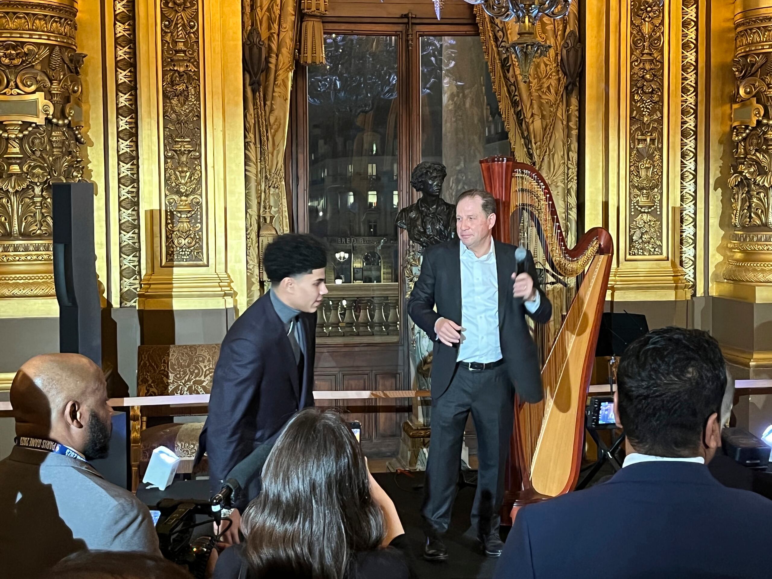 El accionista de los Pistons, Arn Tellem, da la bienvenida a los jugadores y familias de su equipo para una fiesta privada en el Paris Opera House.