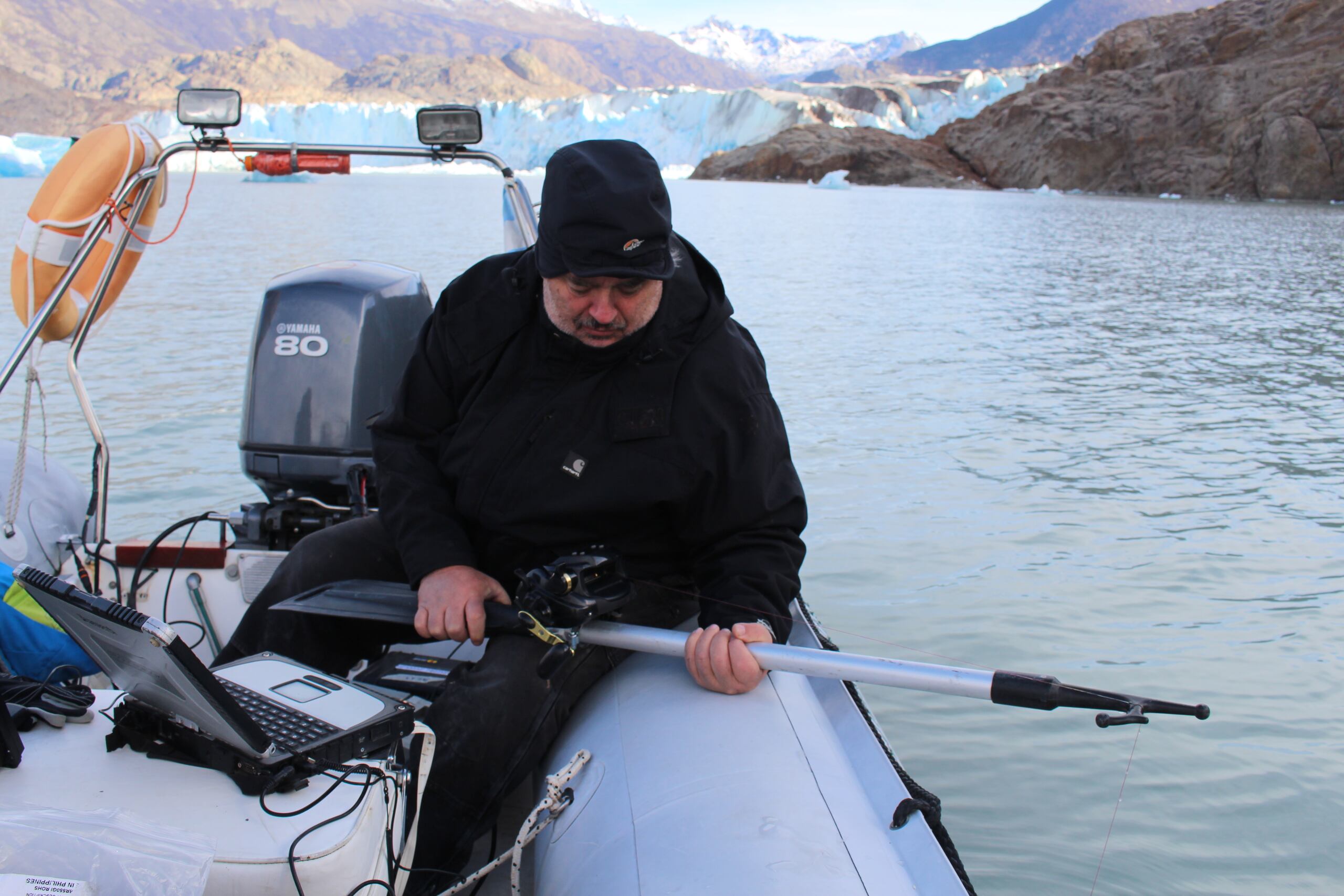 Fotografía cedida por la Universidad de Chile que muestra a un científico mientras trabaja en el lugar en el que se encuentra el que podría ser el lago más profundo del continente americano, en la Patagonia Austral, en Chile. (EFE/ Universidad De Chile)