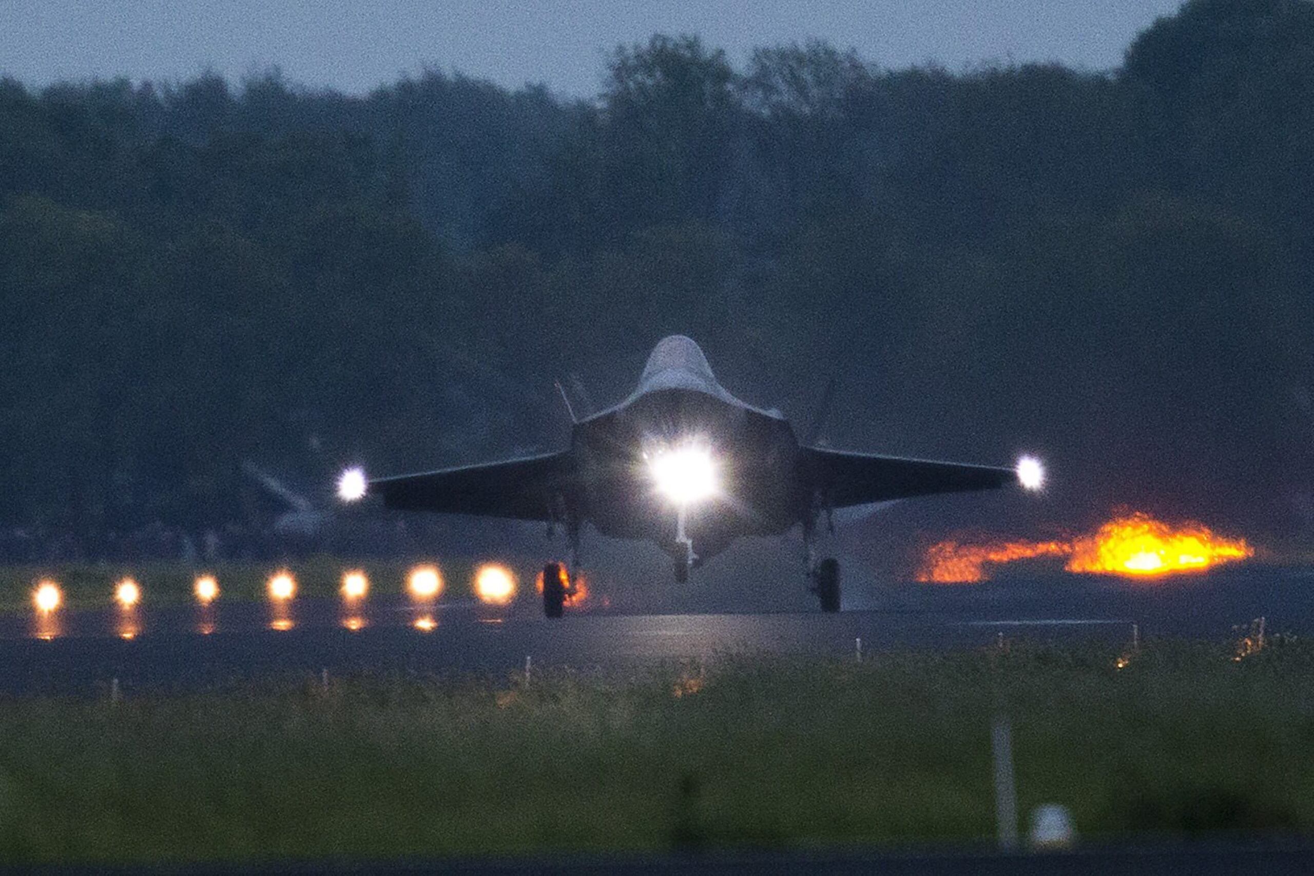 Imagen de Archivo de uno de los primeros aviones F-35C Lightning II despegando hacia el cielo holandés en el Mar del Norte (Holanda). 
EFE/Evert-Jan Daniels
