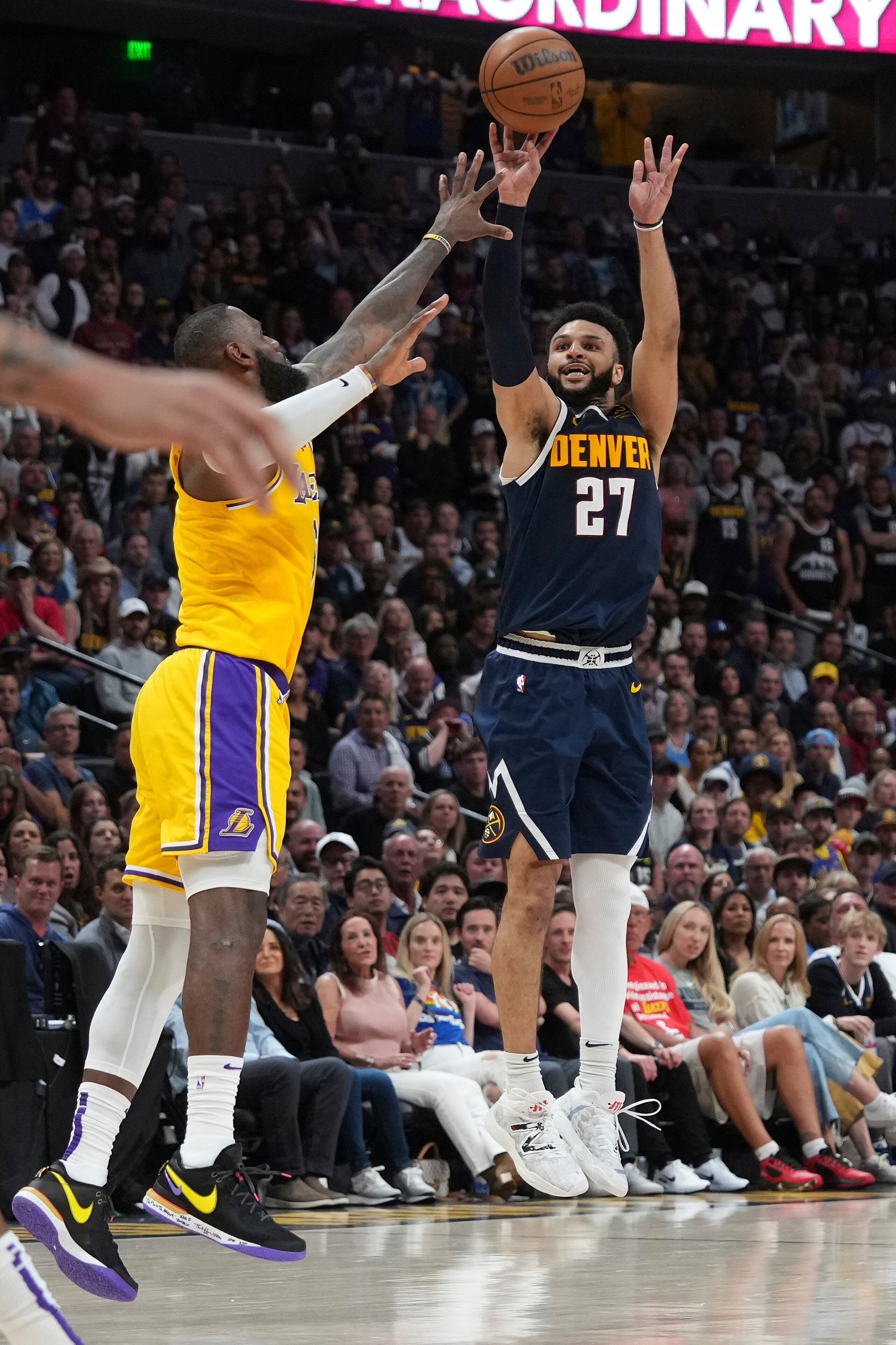 Jamal Murray (27), de los Nuggets de Denver, realiza un disparo ante la defensa de LeBron James, de los Lakers de Los Angeles.