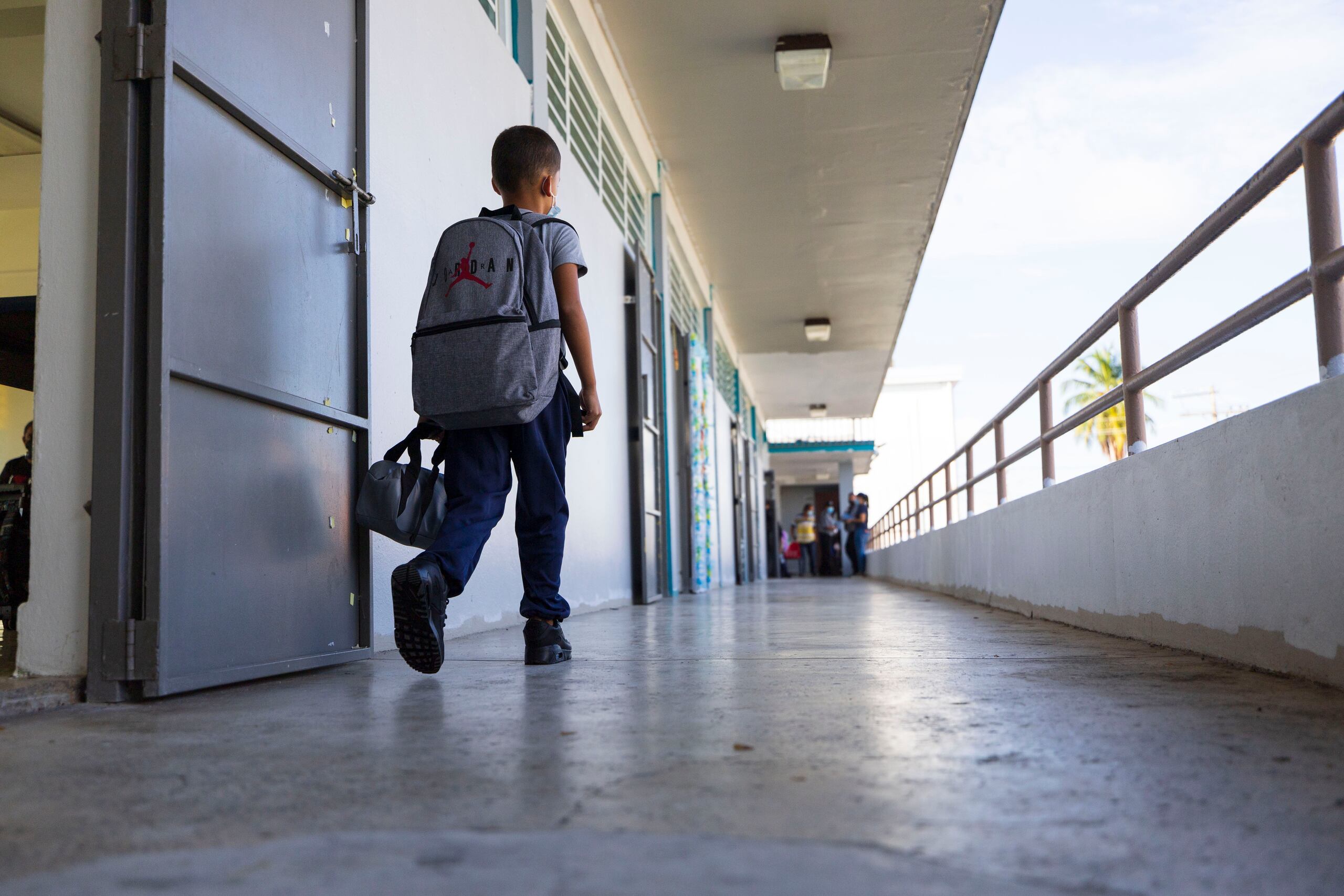 Un estudiante regresa a la escuela Alejandro Tapia y Rivera en la comunidad de Villa Palmeras.