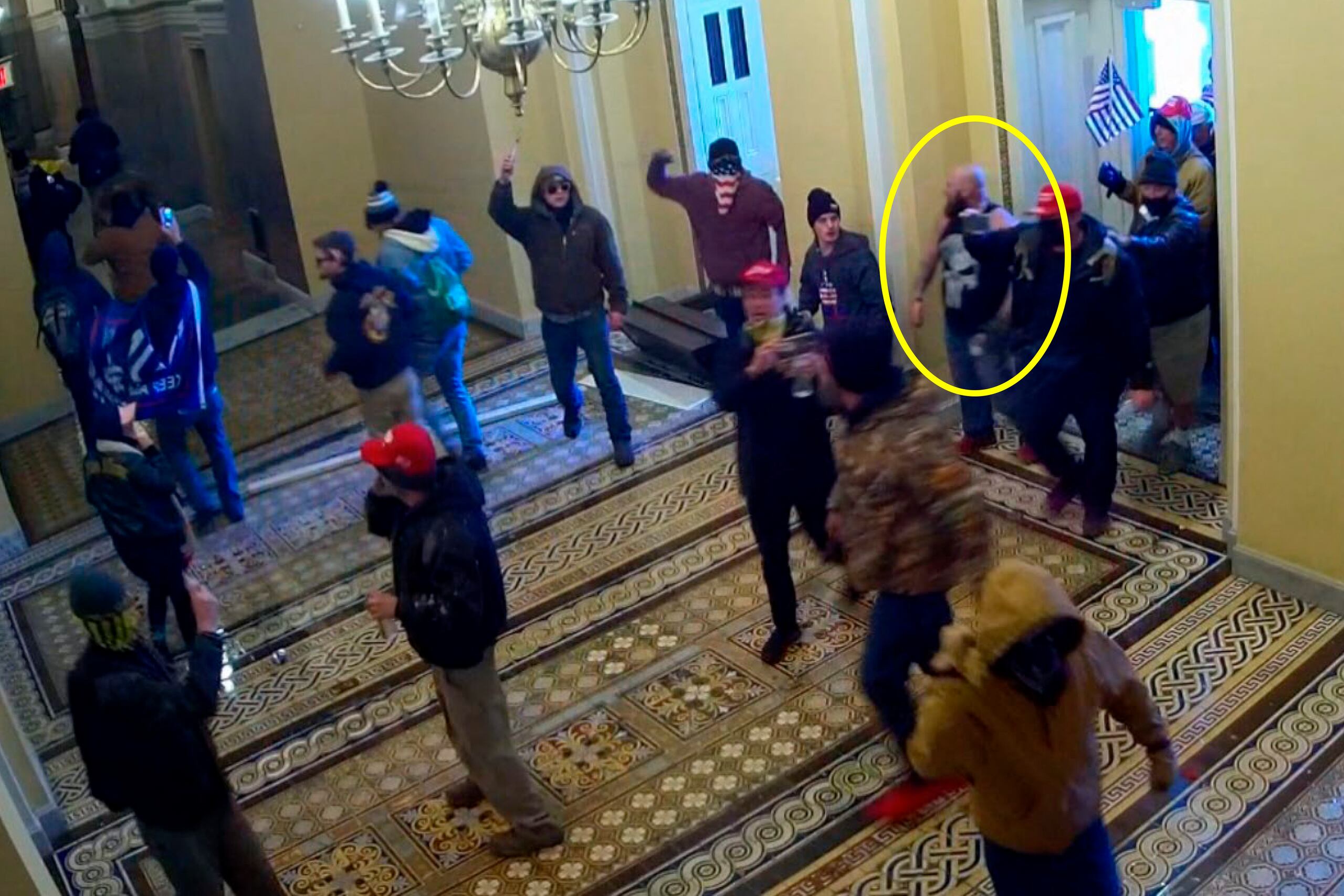 En imagen tomada de un video de las cámaras de seguridad de la Policía del Capitolio de Estados Unidos se ve a Joshua Pruitt, señalado por un círculo amarillo, ingresando al Capitolio durante el asalto del 6 de enero de 2021, en Washington. (Departamento de Justicia de Estados Unidos vía AP)