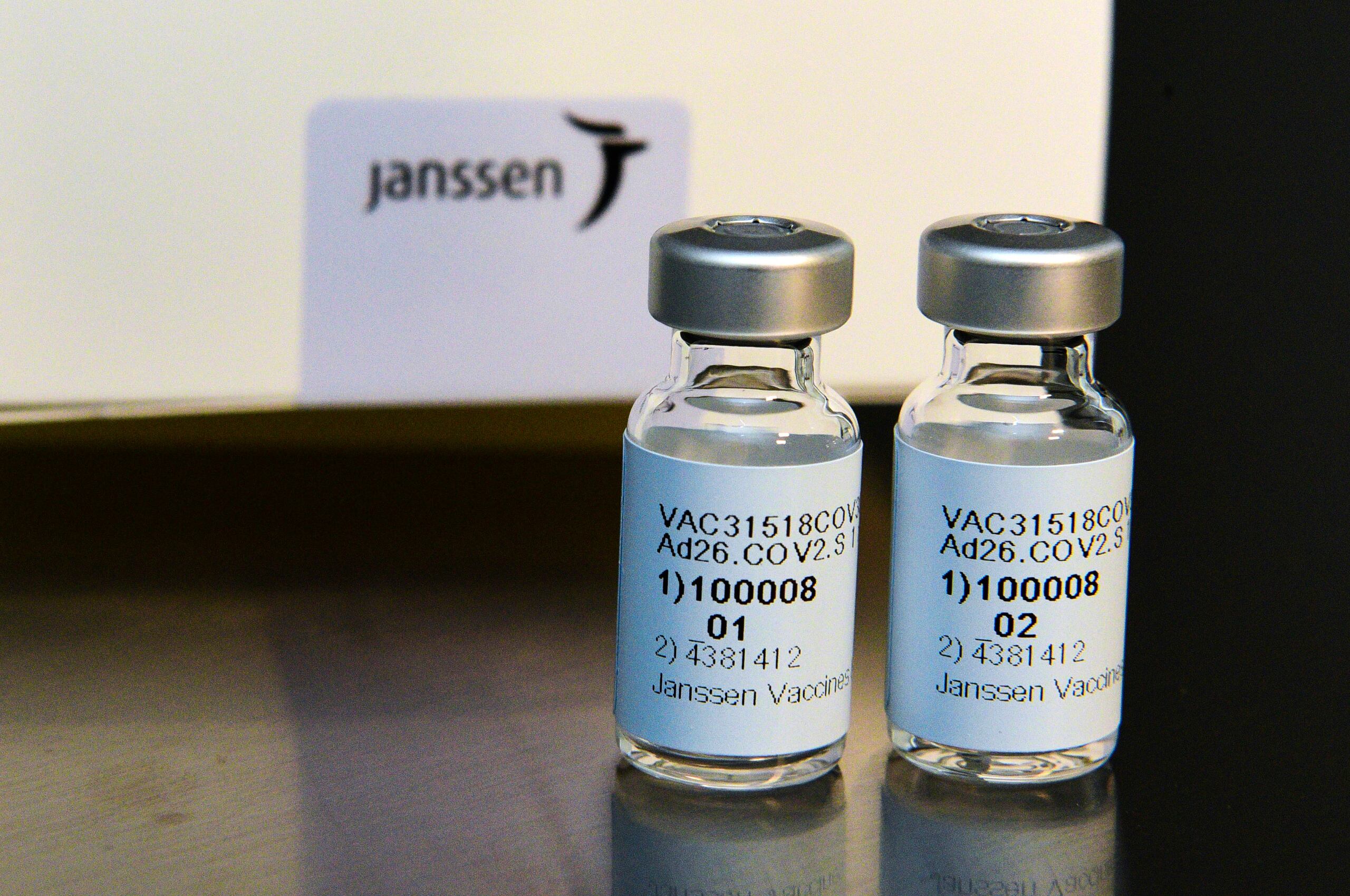 Envases de la vacuna contra el COVID-19 desarrollada por la filial Janssen.