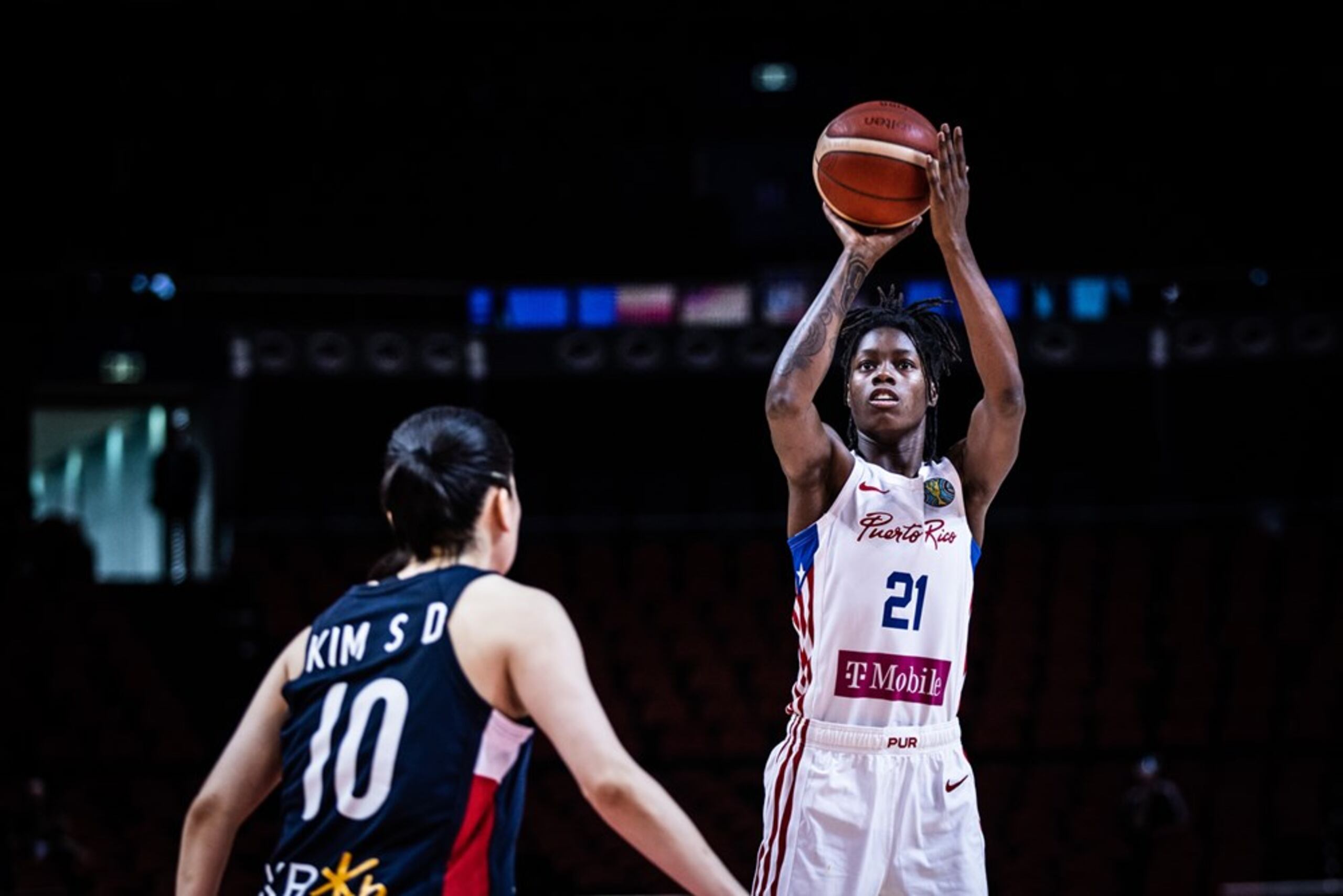 Mya Hollingshed intenta un tiro en la primera mitad del juego de Puerto Rico y Corea. La jugadora fue clave en ese periodo.