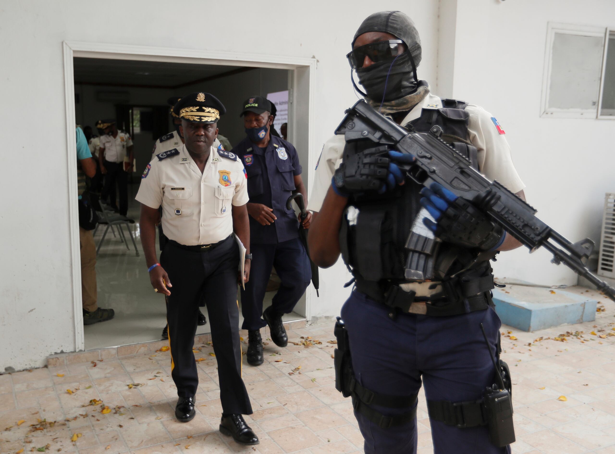 El director de la policía de Haití, Léon Charles, a la izquierda, se retira de un salón al término de una conferencia de prensa en la sede de la policía en Puerto Príncipe.