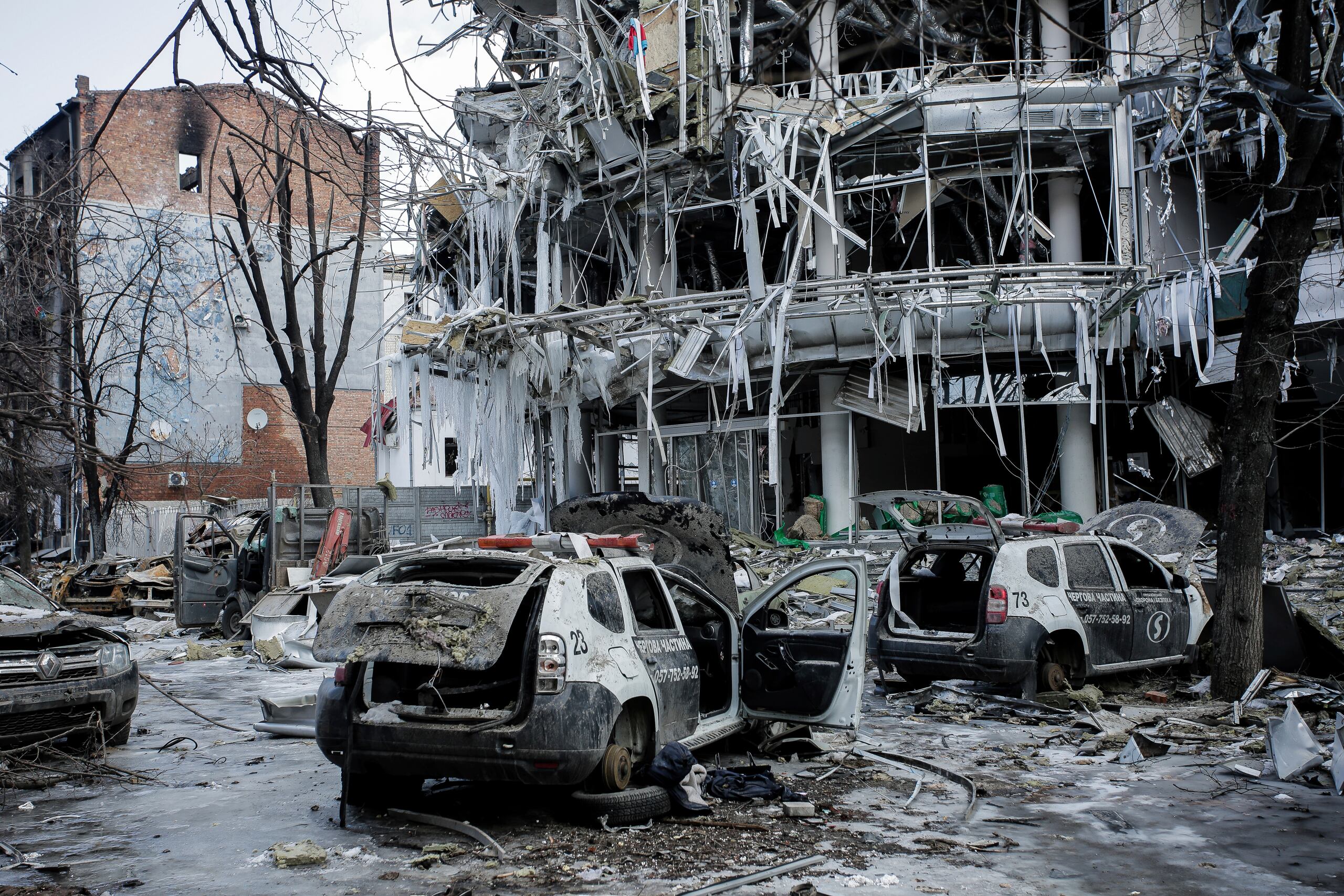 Vehículos dañados entre escombros en el centro de la ciudad de Kharkiv, en Ucrania, el 16 de marzo de 2022.