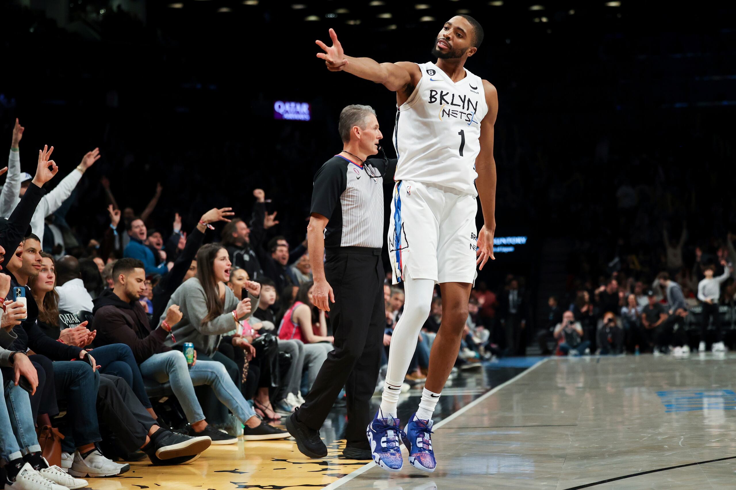 Mikal Bridges, alero de los Nets de Brooklyn, festeja luego de conseguir un triple ante el Heat de Miami el miércoles.