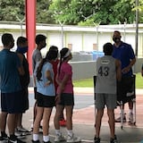 Jugadores de los Cangrejeros de Santurce ofrecen clínicas de baloncesto a niños de San Juan