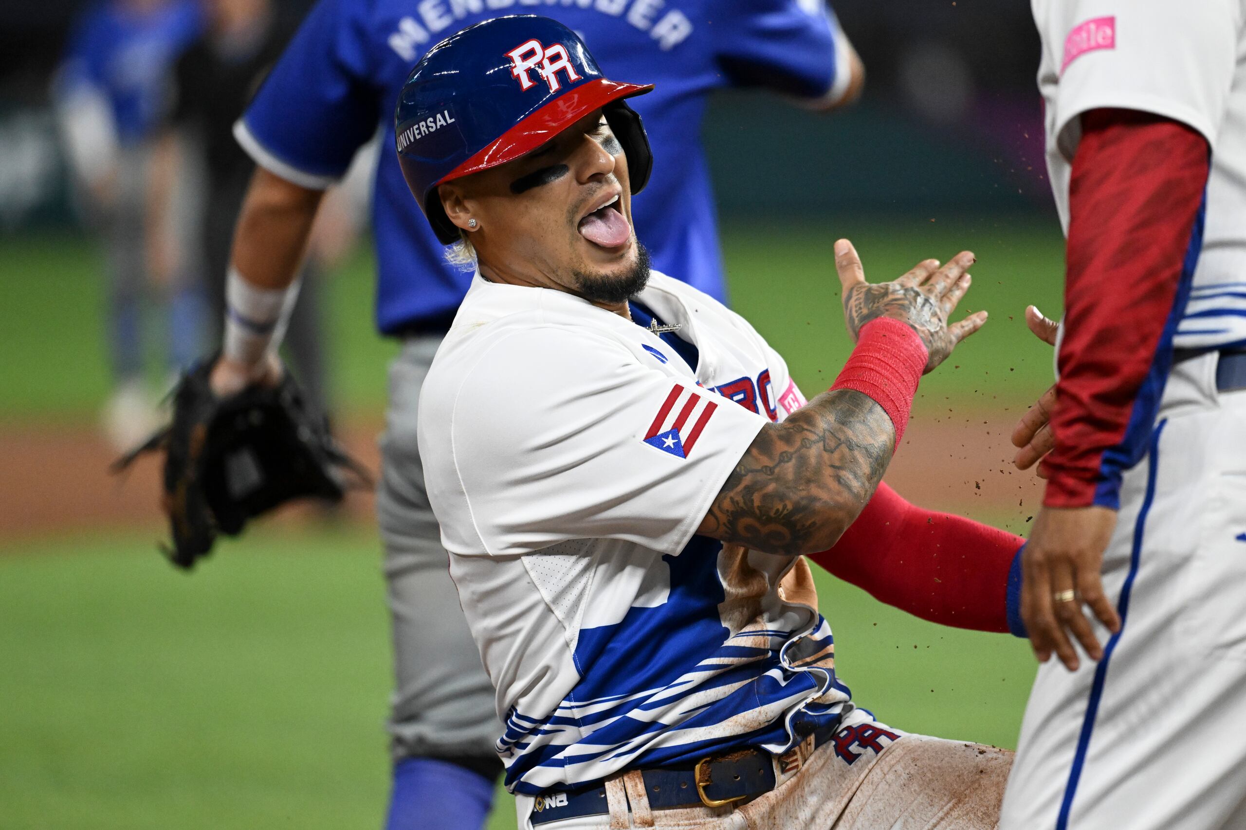 Javier Báez demuestra su alegría al robarse la tercera base.