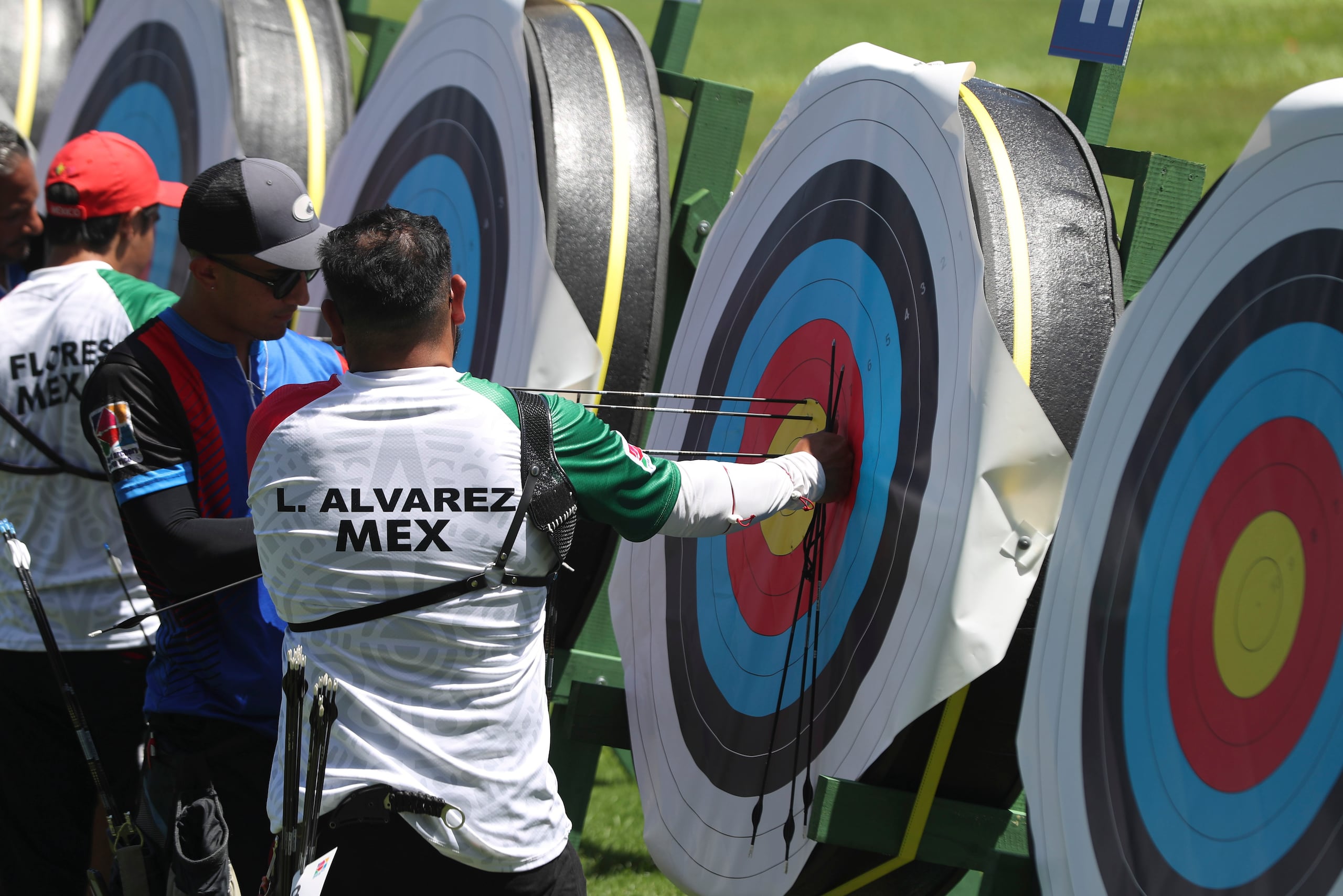 La paca, o objetivo de lanzamiento en el deporte, da valor al lugar donde es enterrada la flecha. Mientras más al centro más puntuación recibe el competidor.
