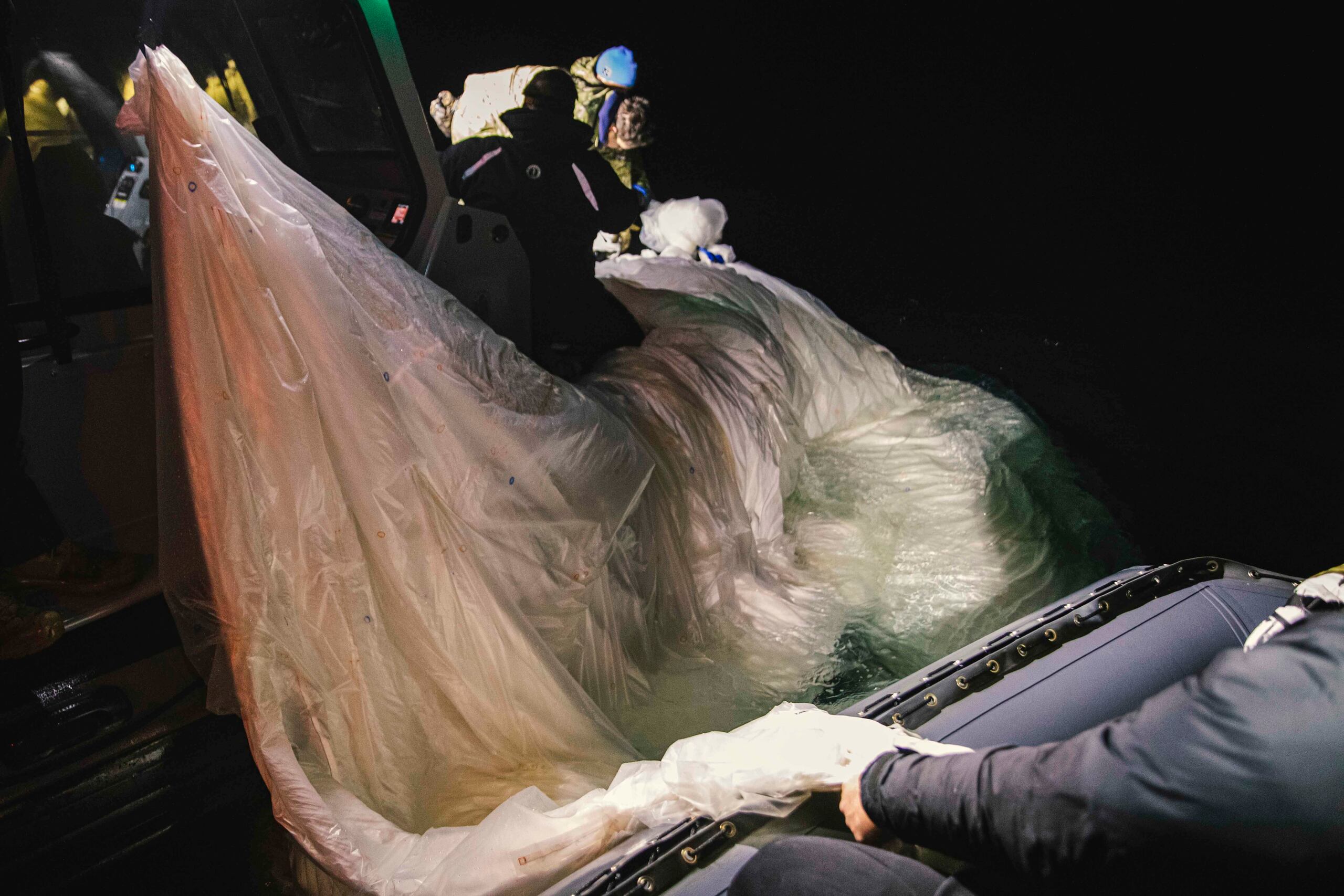 Fotografía cedida por la Armada de Estados Unidos donde aparecen unos marineros asignados al Grupo 2 de Eliminación de Artefactos Explosivos mientras recuperan el globo de vigilancia chino del mar, el 5 de febrero de 2023, frente a la costa de Myrtle Beach, Carolina del Sur. (EFE/Tyler Thompson U.S. Navy)