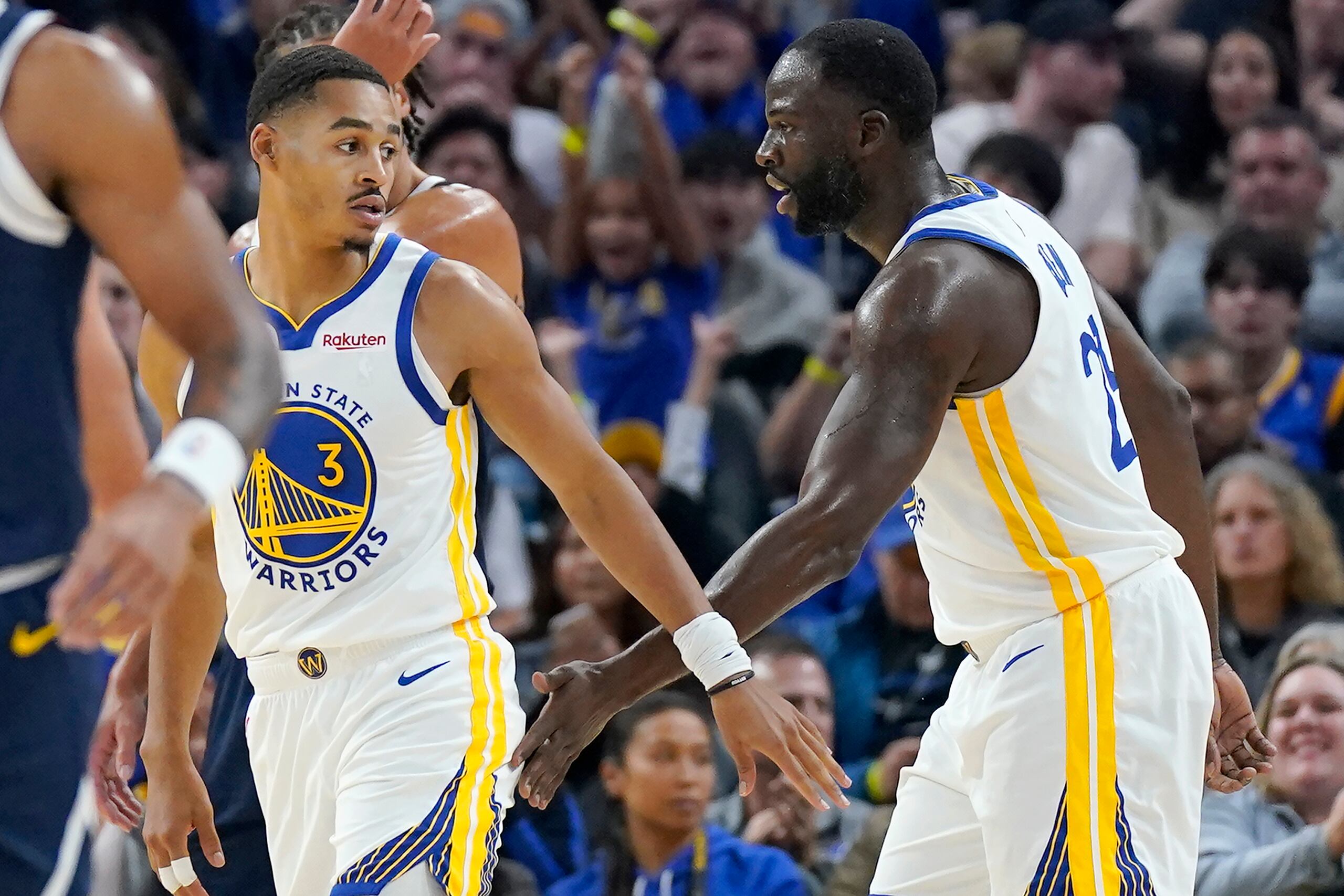 Jordan Poole (3), de los Warriors de Golden State, está a punto de firmar un contrato de $140 millones por cuatro años con el equipo. Este ha sido centro de controversia en el equipo luego de un incidente en el que fue golpeado por su compañero Draymond Green, a la derecha.