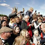 Carlos III y Guillermo saludan al público en la kilométrica fila del velorio de la reina Isabel II