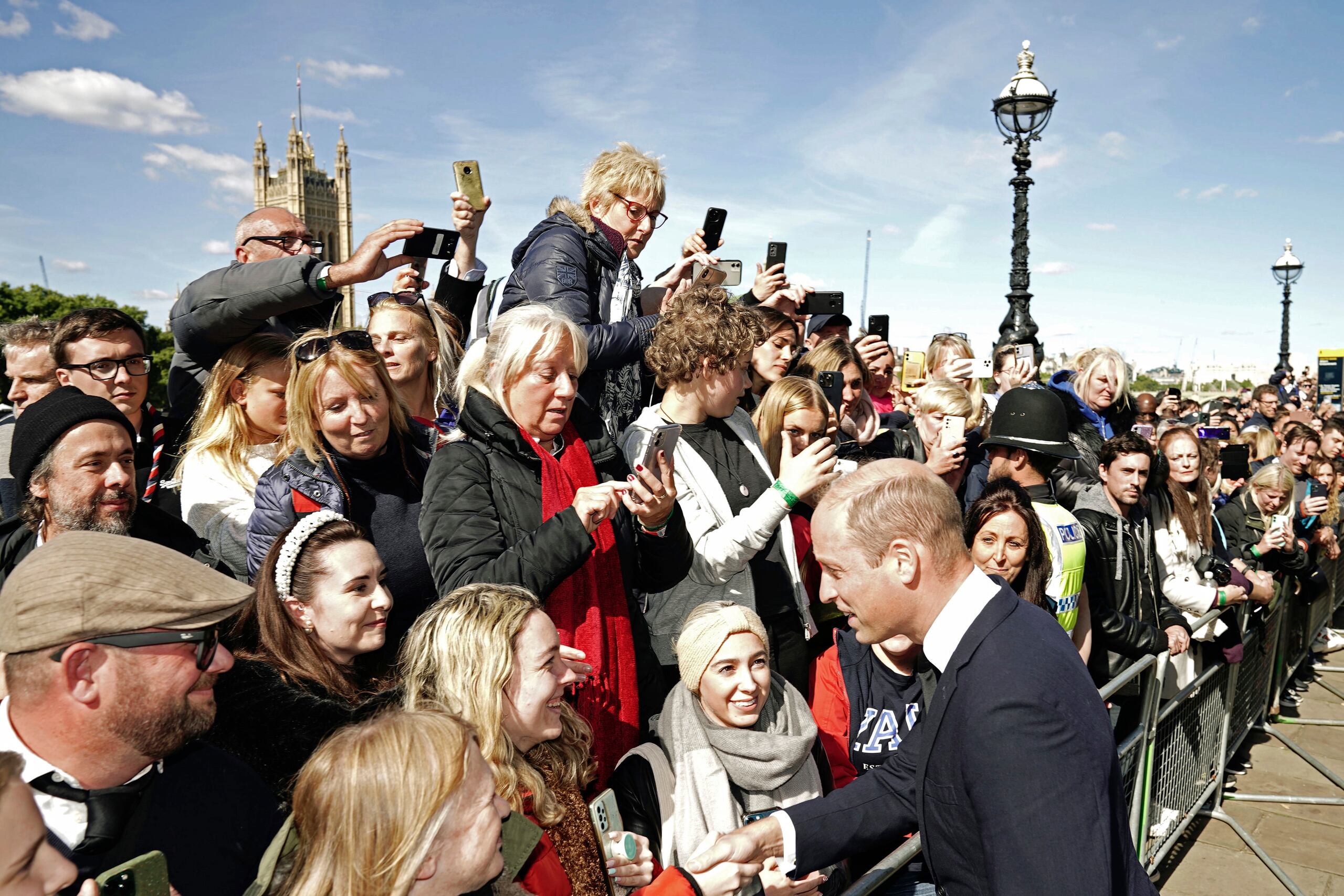 El príncipe Guillermo agradeció a la gente la paciencia de esperar pacientemente en la fila.