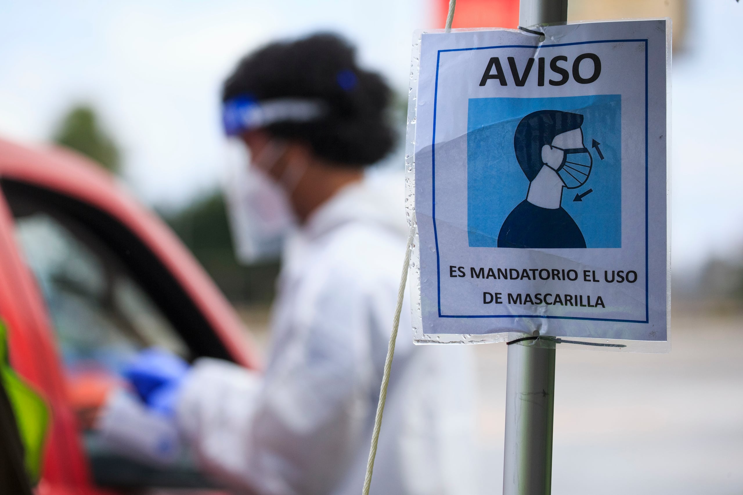 Letrero que recuerda el uso de mascarilla contra el COVID-19.