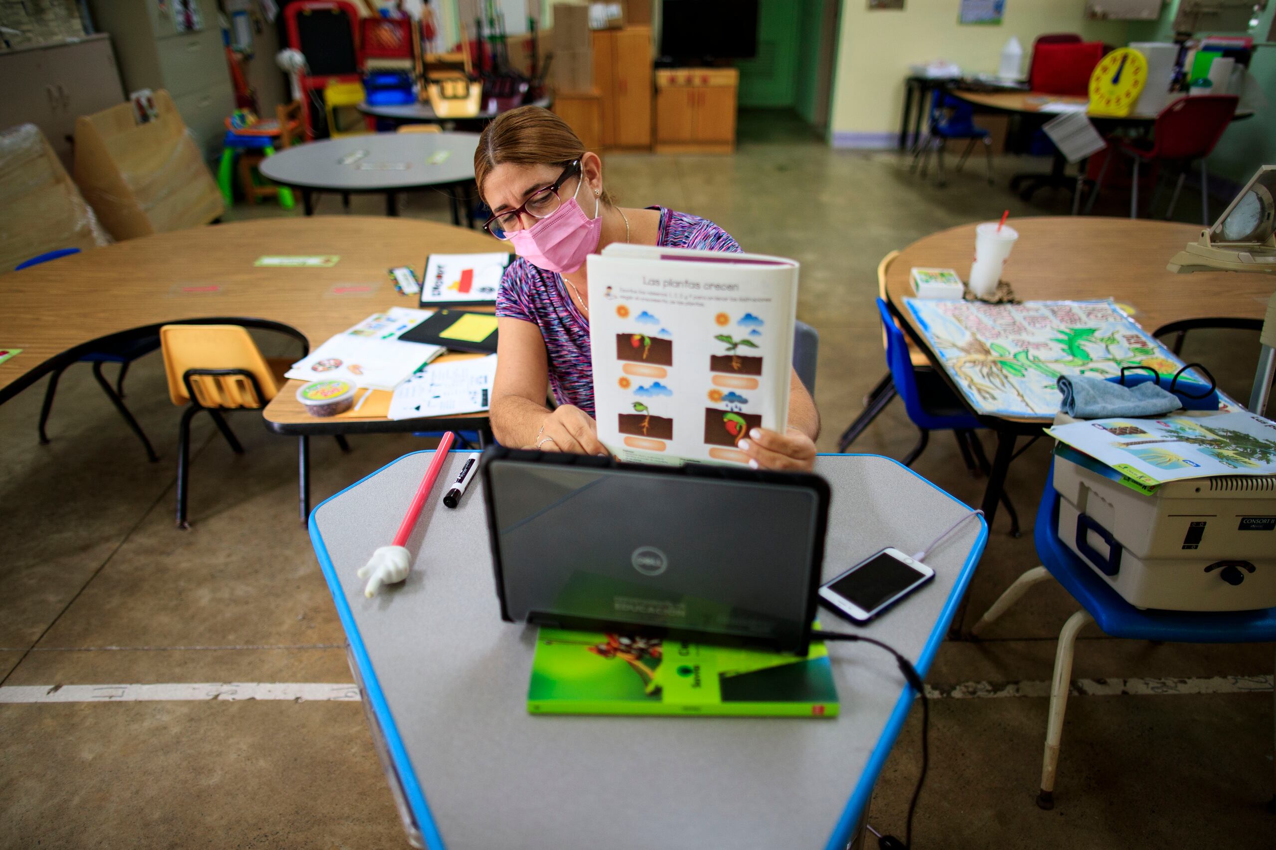 Una maestra de la escuela de Villa Capri, Marisel Ramos, ofrece una clase virtual .