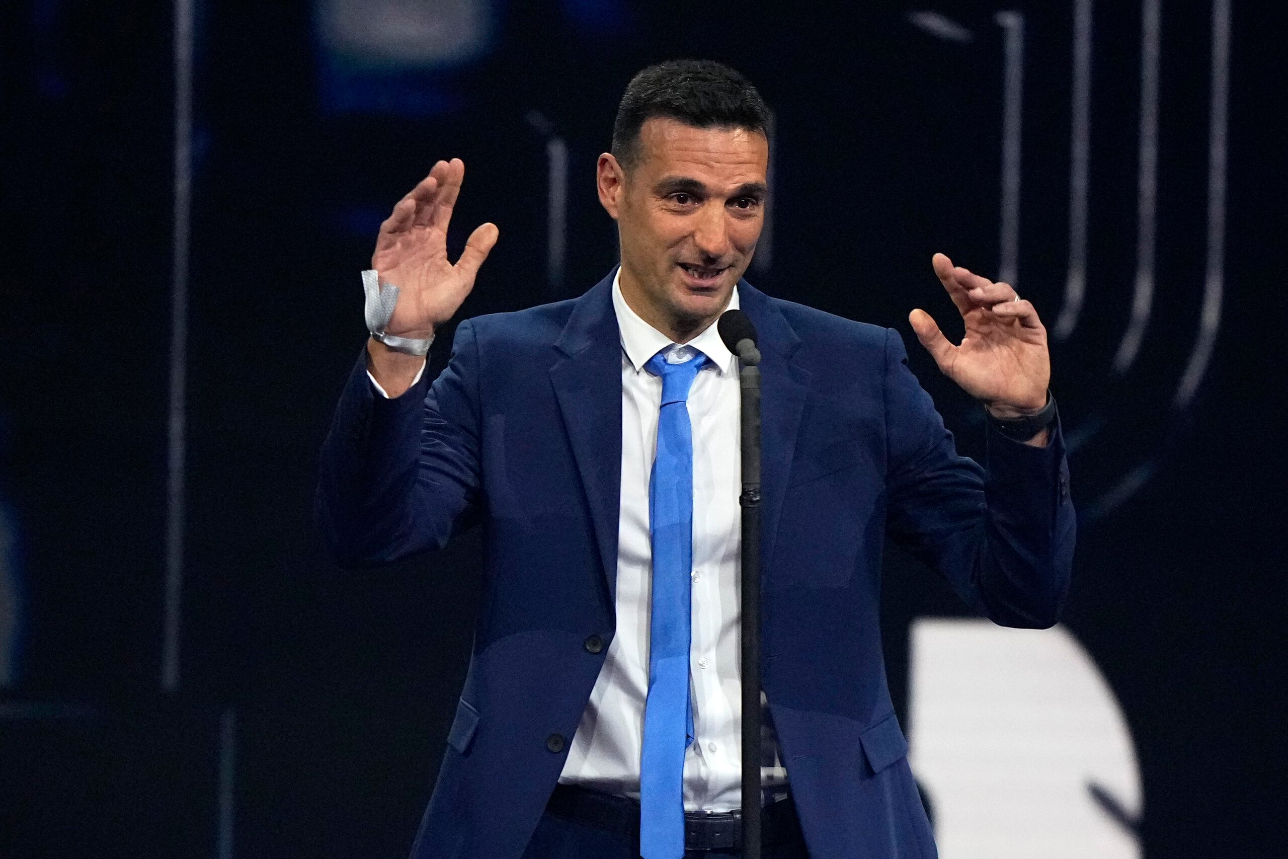 El técnico de Argentina Lionel Scaloni tras recibir el premio al mejor entrenador en los premios The Best de la FIFA, el lunes 27 de febrero de 2023, en París. (AP Foto/Michel Euler)