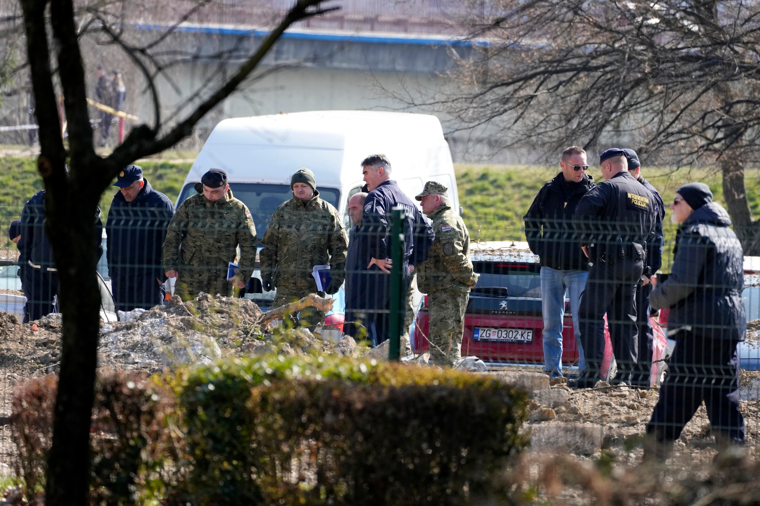 Policías croatas inspeccionan el sitio en el que cayó un dron en Zagreb, la capital, el 11 de marzo del 2022. (AP Foto/Darko Bandic)