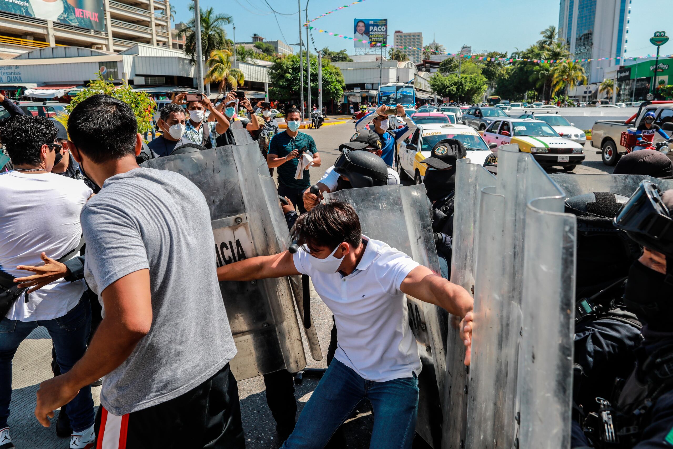 Autoridades de protección civil clausuraron este domingo una discoteca que trabajaba de manera clandestina en el balneario mexicano de Acapulco, en el sureño estado de Guerrero, y desalojaron a unas 400 personas tras no cumplir con las medidas de salud establecidas por la pandemia de covid-19.