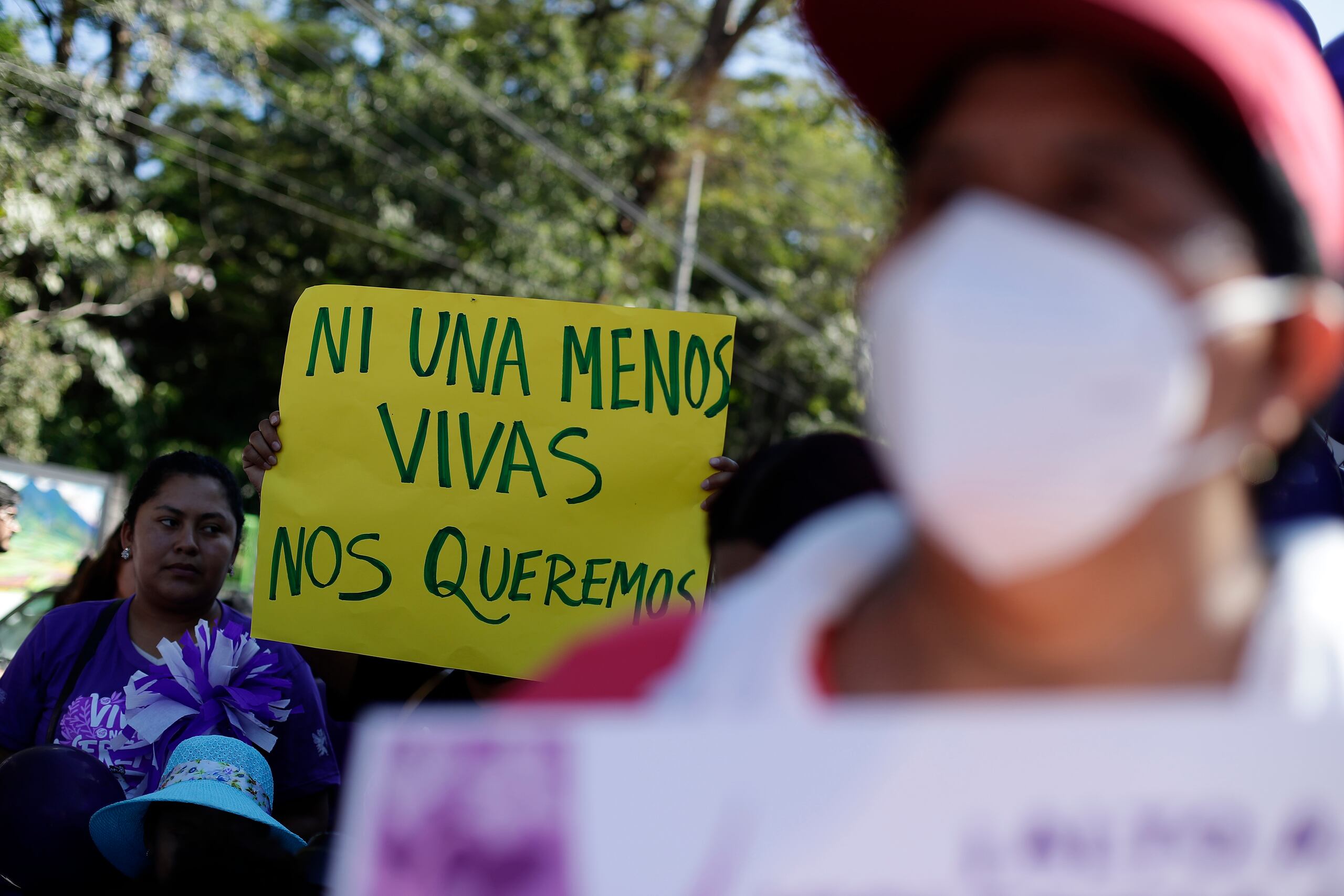 Mujeres marcharon en el Día Internacional de la Eliminación de la Violencia contra la Mujer, "25N", hoy en San Salvador (El Salvador). EFE/Rodrigo Sura
