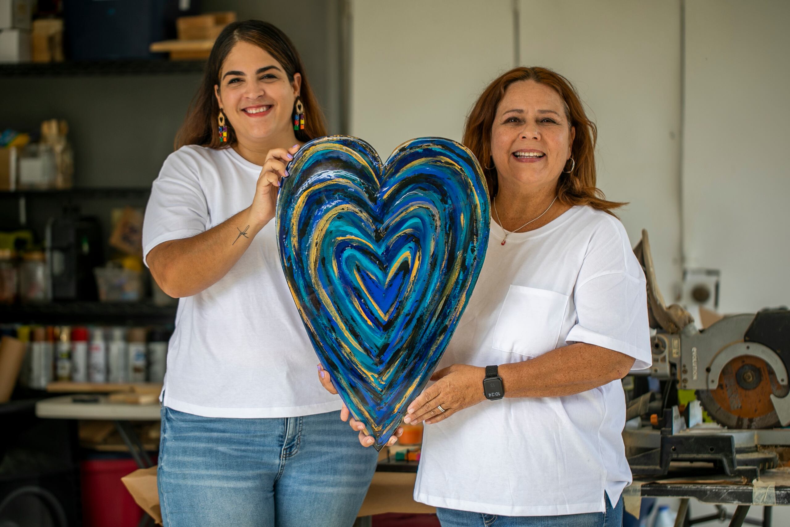 Emmadera es una tienda en la que Paola Freire y Emma Garcia se convirtieron en artesanas venden productos que elaboran utlilizando la madera como materia prima. 
