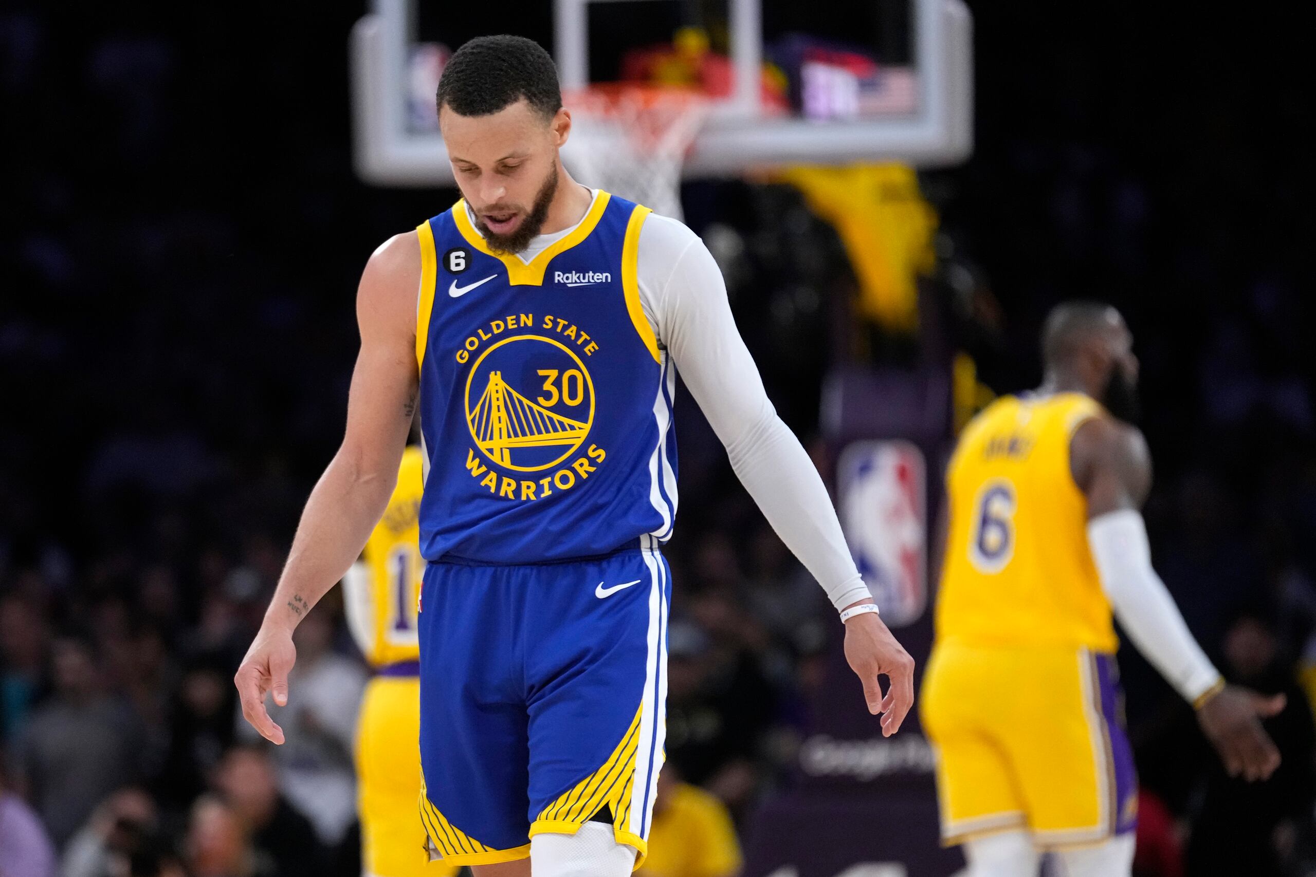 Stephen Curry, de los Warriors, registró un triple-doble, pero no evitó el revés ante los Lakers en el cuarto juego de la serie.