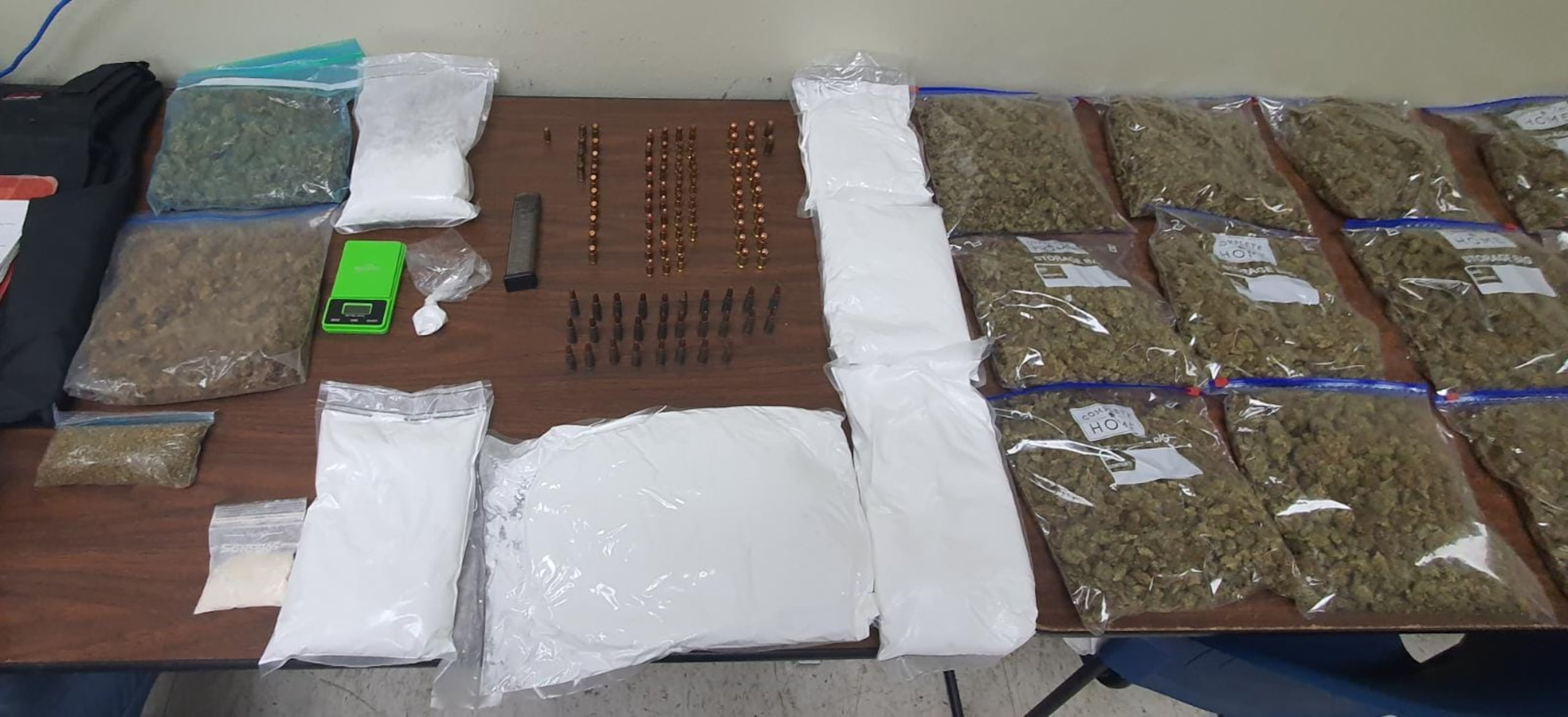 En un apartamento de la urbanización Río Cristal, en Mayagüez, que se presumía abandonado, ocuparon seis kilos y 195 gramos de cocaína; 25 libras y 38 gramos de marihuana y nueve bolsas con “crack”.