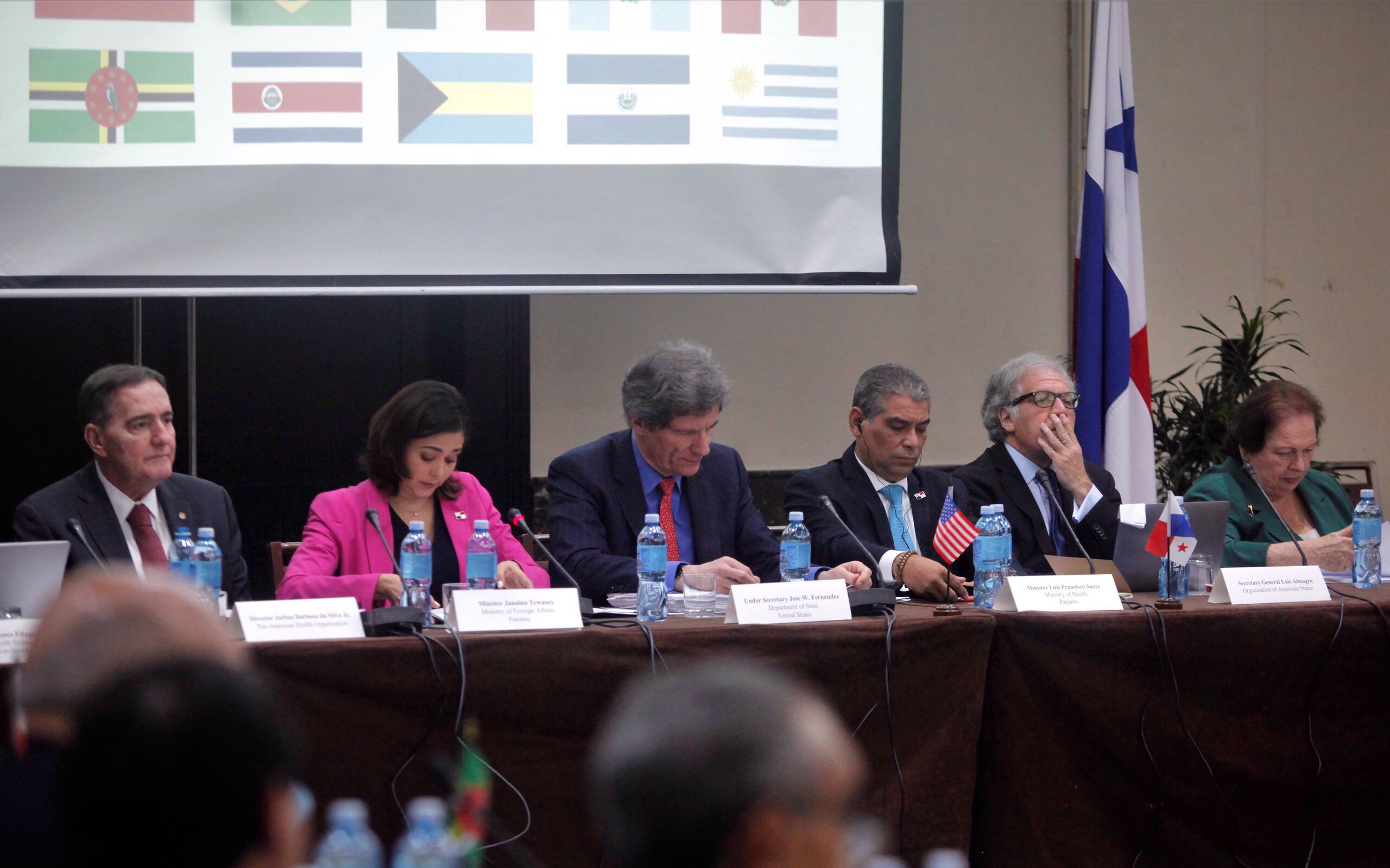 José Fernández (3i), subsecretario de Estado para crecimiento económico y medio ambiente de EE. UU.; el ministro de Salud de Panamá, Luis Francisco Sucre (3d), y el secretario general de la Organización d Estados Americanos (OEA), Luis Almagro (2d), entre otros, participan en el arranque del "Diálogo Económico de Salud en Las Américas". EFE/ Carlos Lemos