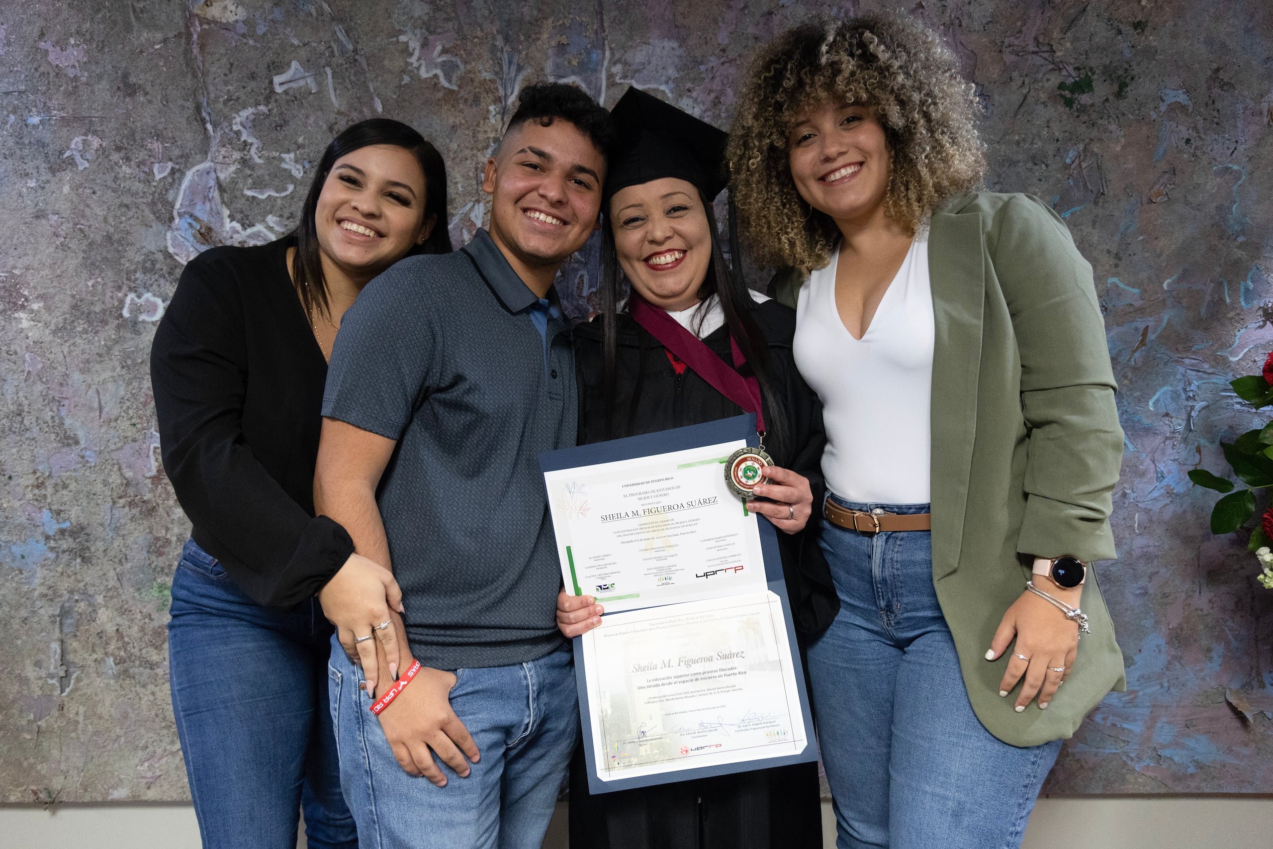 En su emotivo mensaje, Sheila dedicó el logro a sus tres hijos universitarios: Yeiska, Sheismarie e Hian.