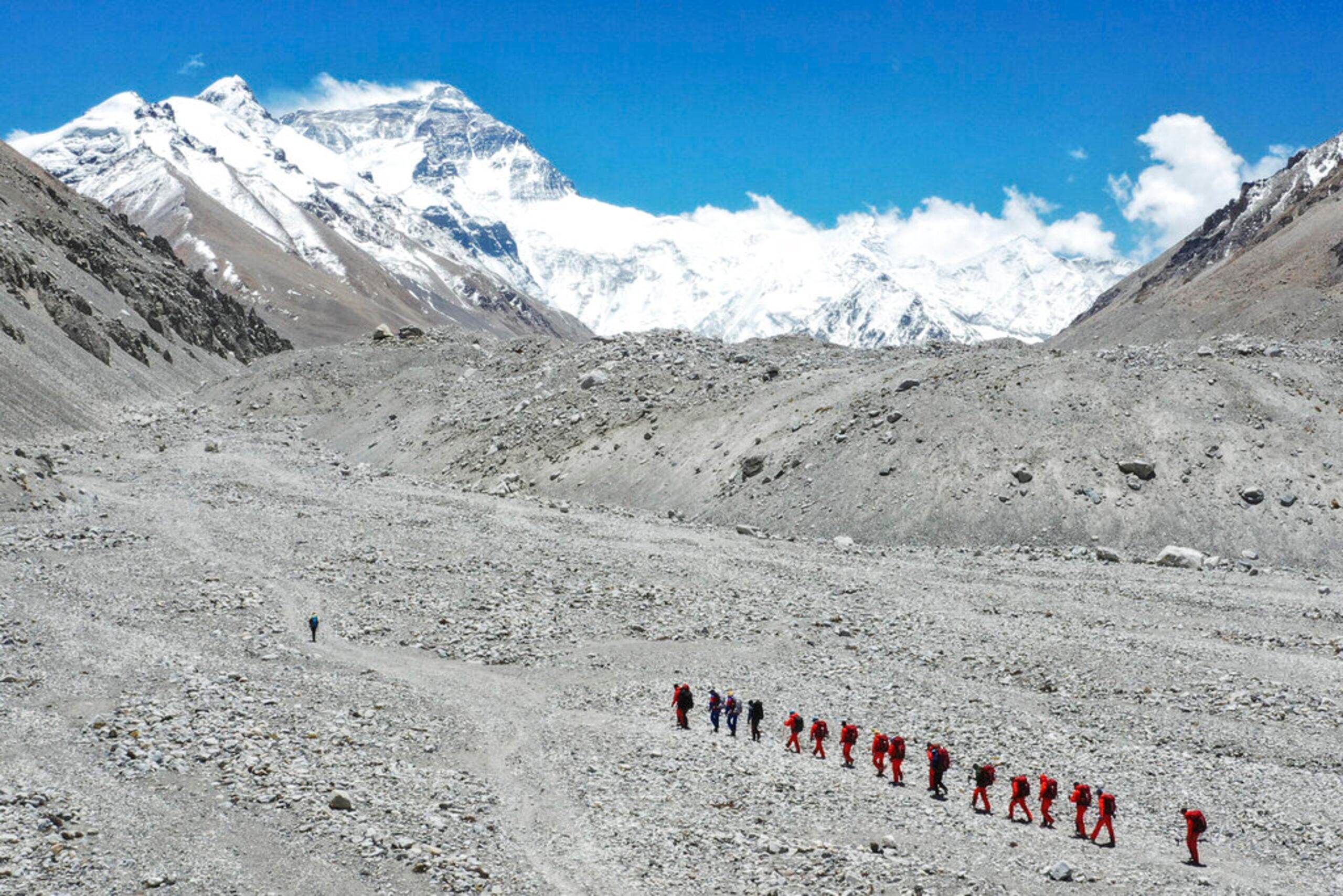 Beijing aprovechó la ausencia de expediciones para recoger basura del Everest y de otras cumbres populares entre los escaladores.