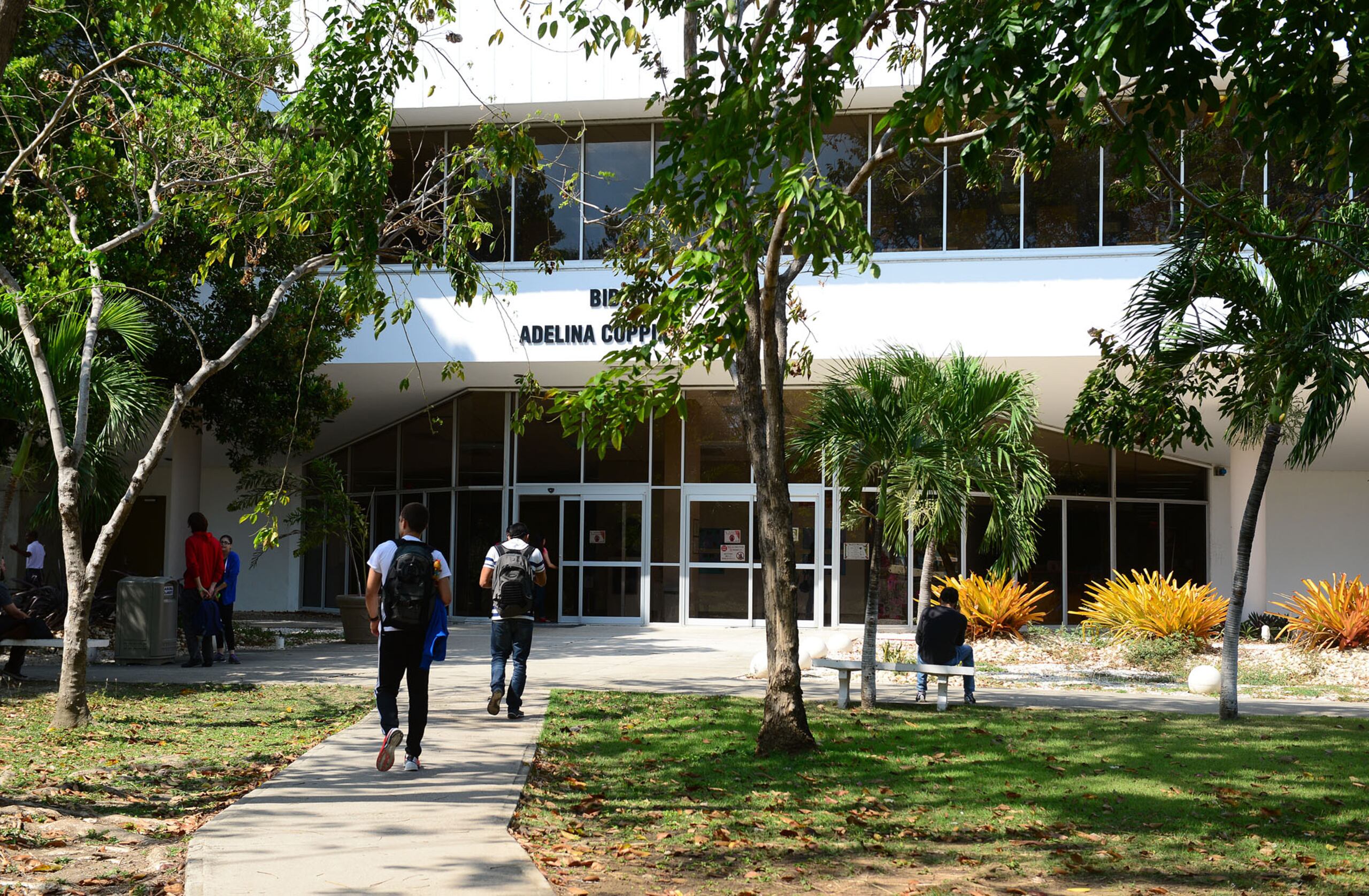 Biblioteca Adelina Coppin Alvarado de la UPR en Ponce.