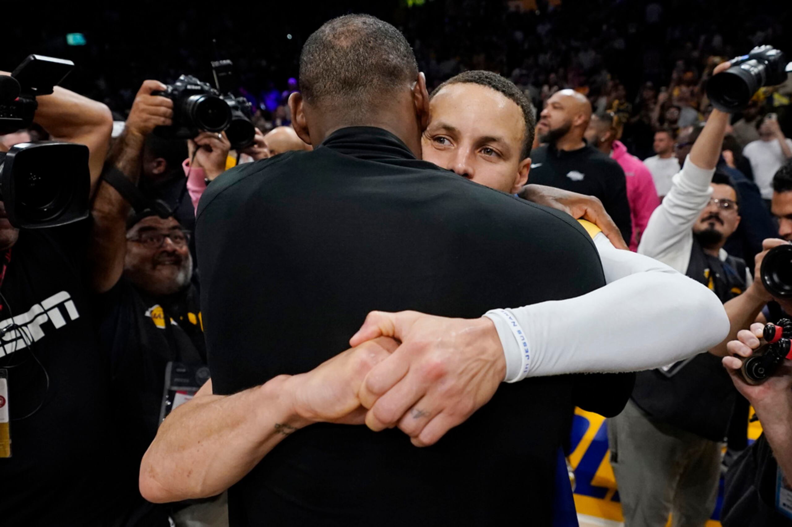 LeBron James abraza a Stephen Curry luego que los Lakers completaran la eliminación de los Warriors.