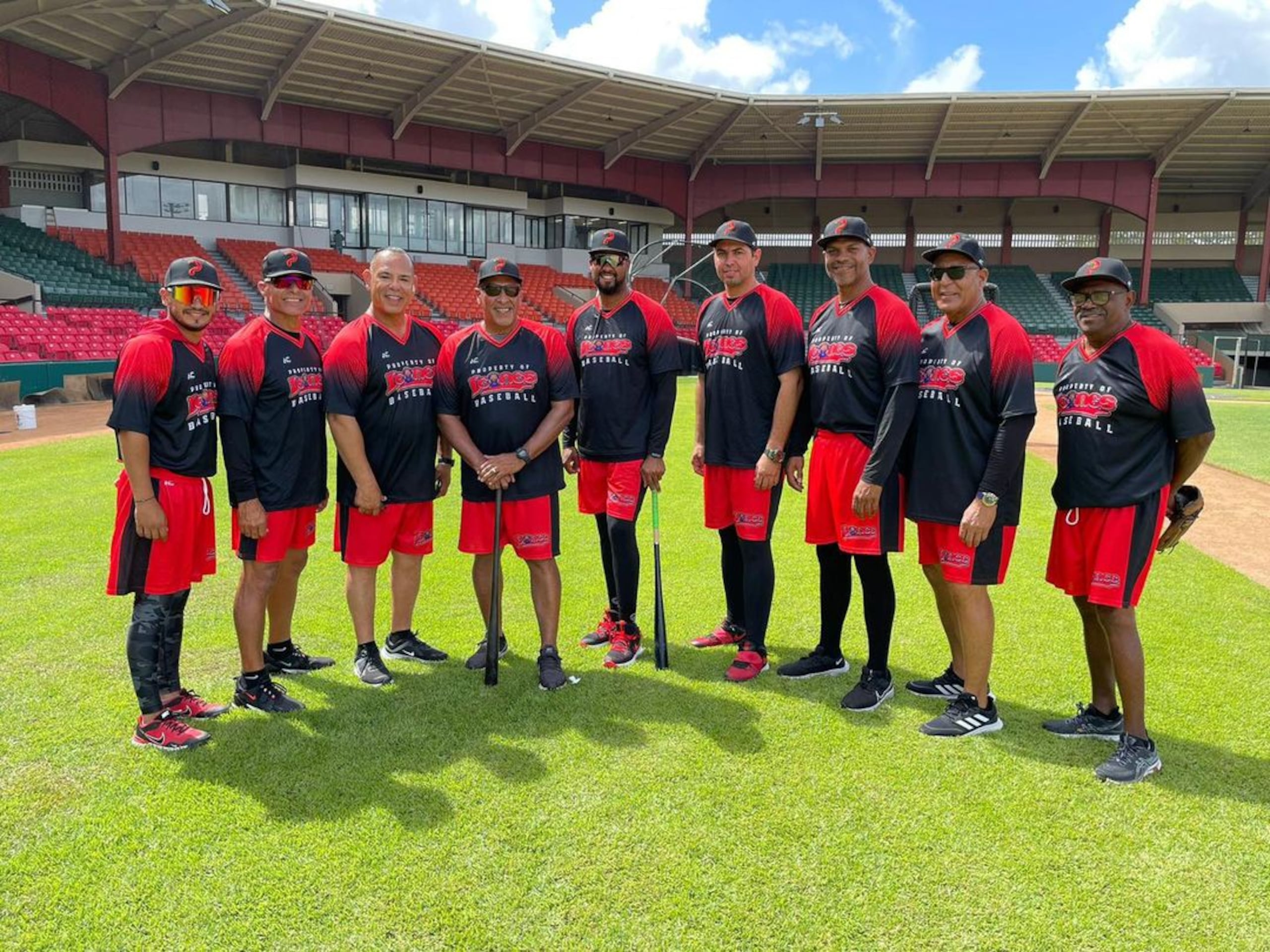 El elenco de coaches de los Leones de Ponce posa junto al piloto de la manada, Edwin Rodríguez.