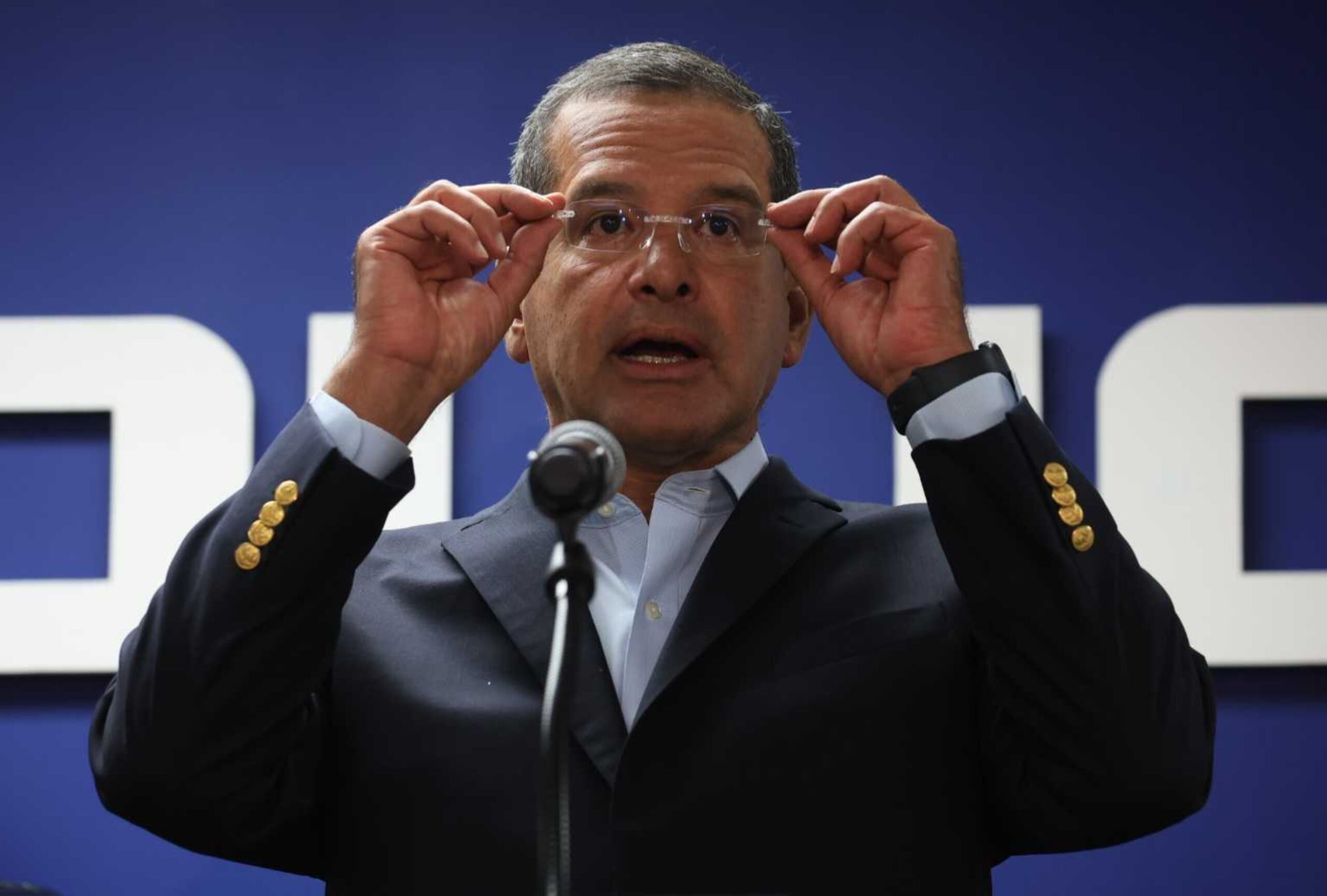 El gobernador Pedro Pierluisi durante una conferencia de prensa junto a la Policía.