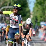 Día histórico en el Giro de Italia: Por primera vez un negro africano gana una etapa de la prueba