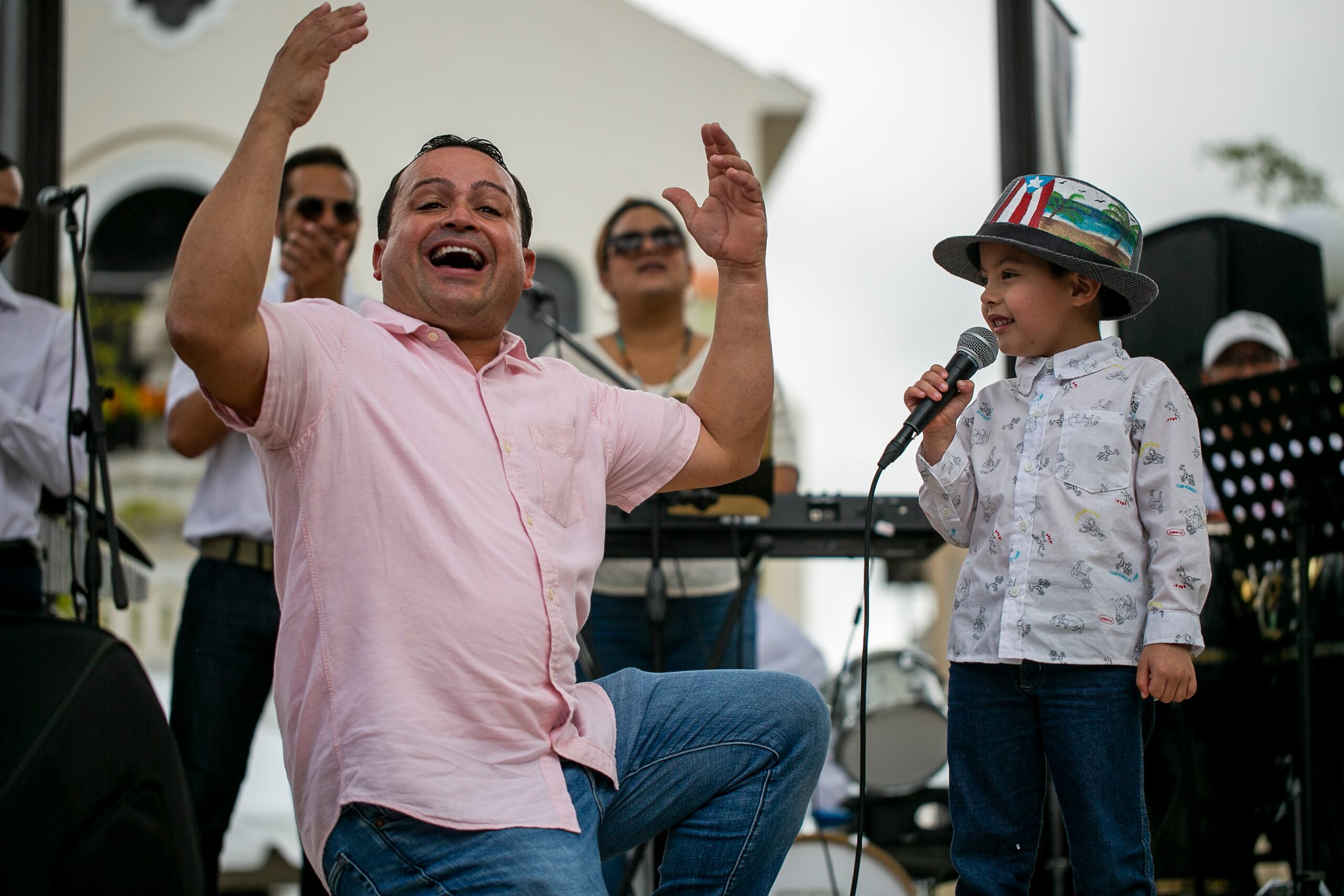 David toma clases con el trovador Luis Daniel Colon. 
